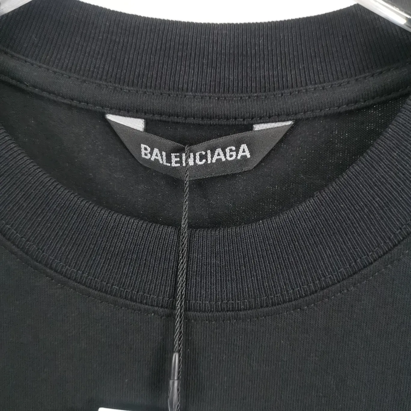 Top tested version BALENCIAGA basic embroidery logo pure cotton loose-fitting trendy brand short-sleeve for men and women. Fabric: 32S 280g super heavy fabric, ready-to-wear washable, soft and comfortable to the touch. Printing: Using Japanese Tajima embroidery technology, the embroidery is accurate, the printing is meticulous and full, and there is no thread skipping. Accessories: Customized full set of BLCG accessories Color: Fluorescent green black gray dark khaki white Size: XS-L P:240