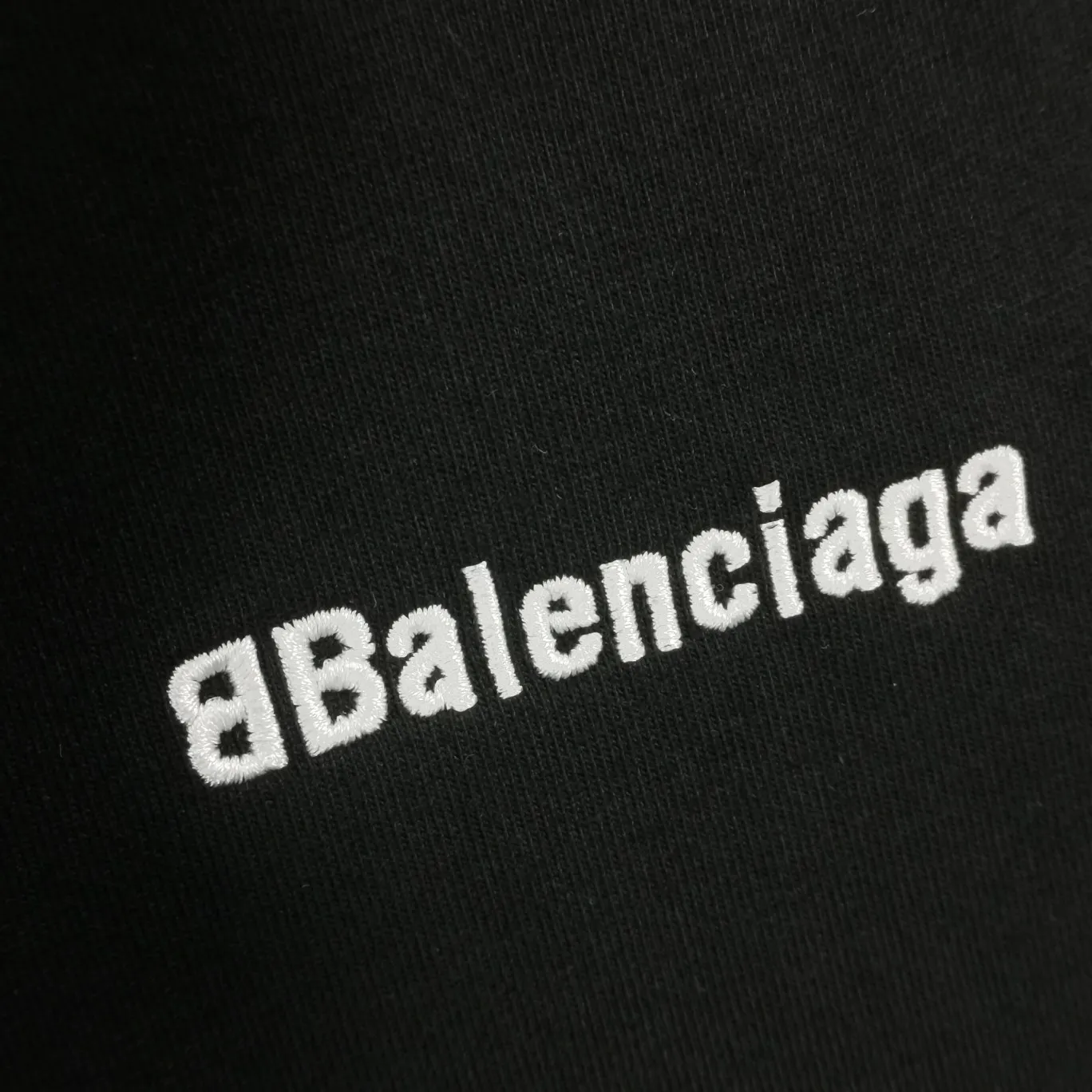 Top tested version BALENCIAGA basic embroidery logo pure cotton loose-fitting trendy brand short-sleeve for men and women. Fabric: 32S 280g super heavy fabric, ready-to-wear washable, soft and comfortable to the touch. Printing: Using Japanese Tajima embroidery technology, the embroidery is accurate, the printing is meticulous and full, and there is no thread skipping. Accessories: Customized full set of BLCG accessories Color: Fluorescent green black gray dark khaki white Size: XS-L P:240