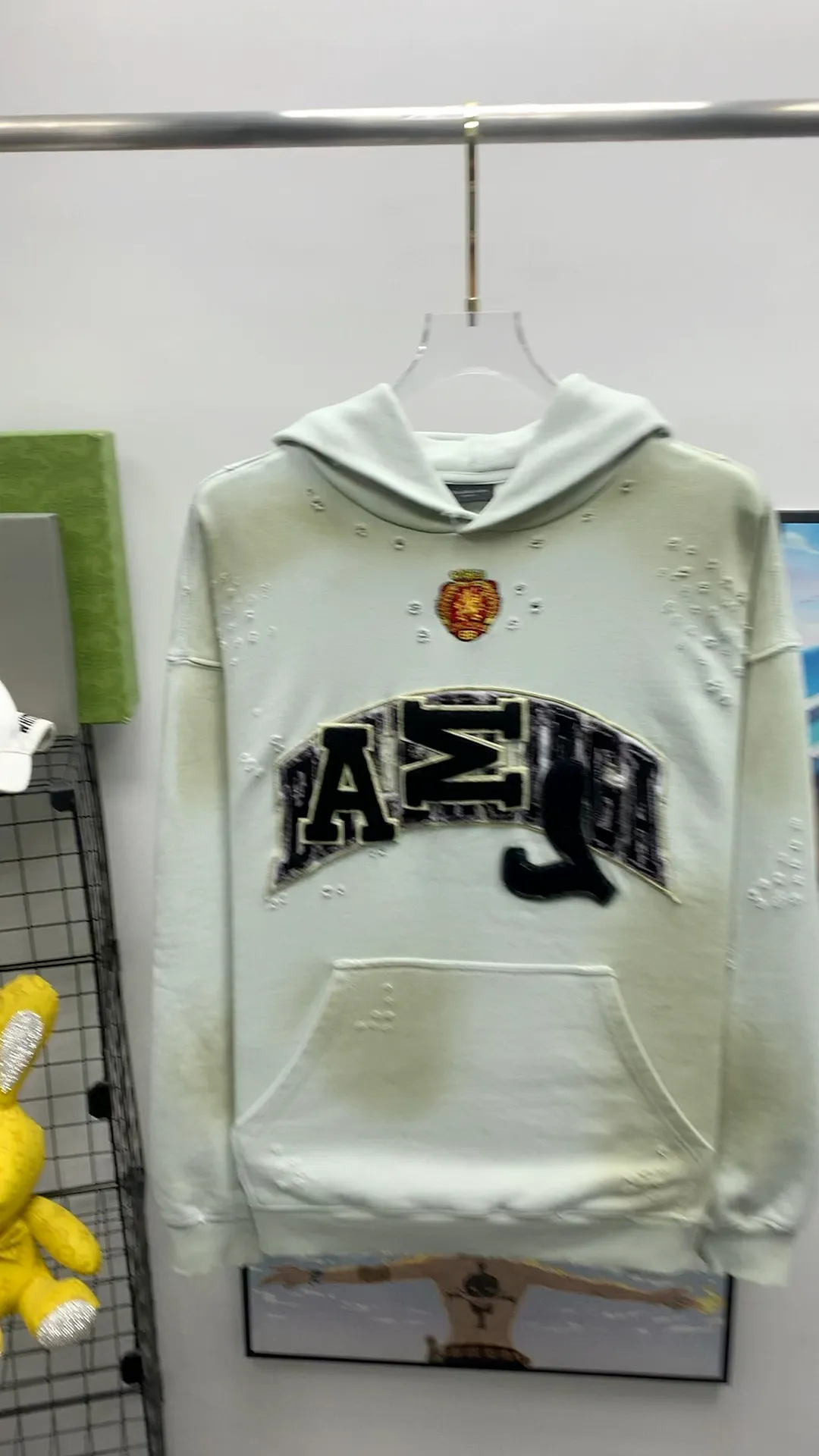 Frontal real shot video————Top tested version 23FW BALENCIAGA Paris Manchester United limited edition distressed male and female couple celebrity same style pure cotton loose hooded sweatshirt [very suitable for Douyin, and other platforms! The letters in the LOGO position have been damaged and polished! 】 The fabric is custom-made washed knitted cotton terry material. The upper body is very soft. The front panel uses a classic hand pocket with a worn effect. The overall yellow and dirty effect is all artificially sprayed with majolica. It requires proficiency and experience to achieve this natural and elegant effect!  Customized towel embroidery on the chest, heavily damaged! The aging effect is very obvious! The overall artificial positioning coating is hand-made, washed and dirty. The frayed hole craftsmanship has a hand-painted graffiti effect. The arms behind the bend are made of open-stitch frayed craftsmanship. The wiring is delicate. Elastic cuff design. The whole body is hand-positioned with muddy dyeing and frayed effect! Ready-made garments are washed twice with water +➕ once with wax. It feels smooth!   The Manchester United letters and logo on the chest are designed with full embroidery and the details are visible!  Size: XS-L Color: White Black P: 470