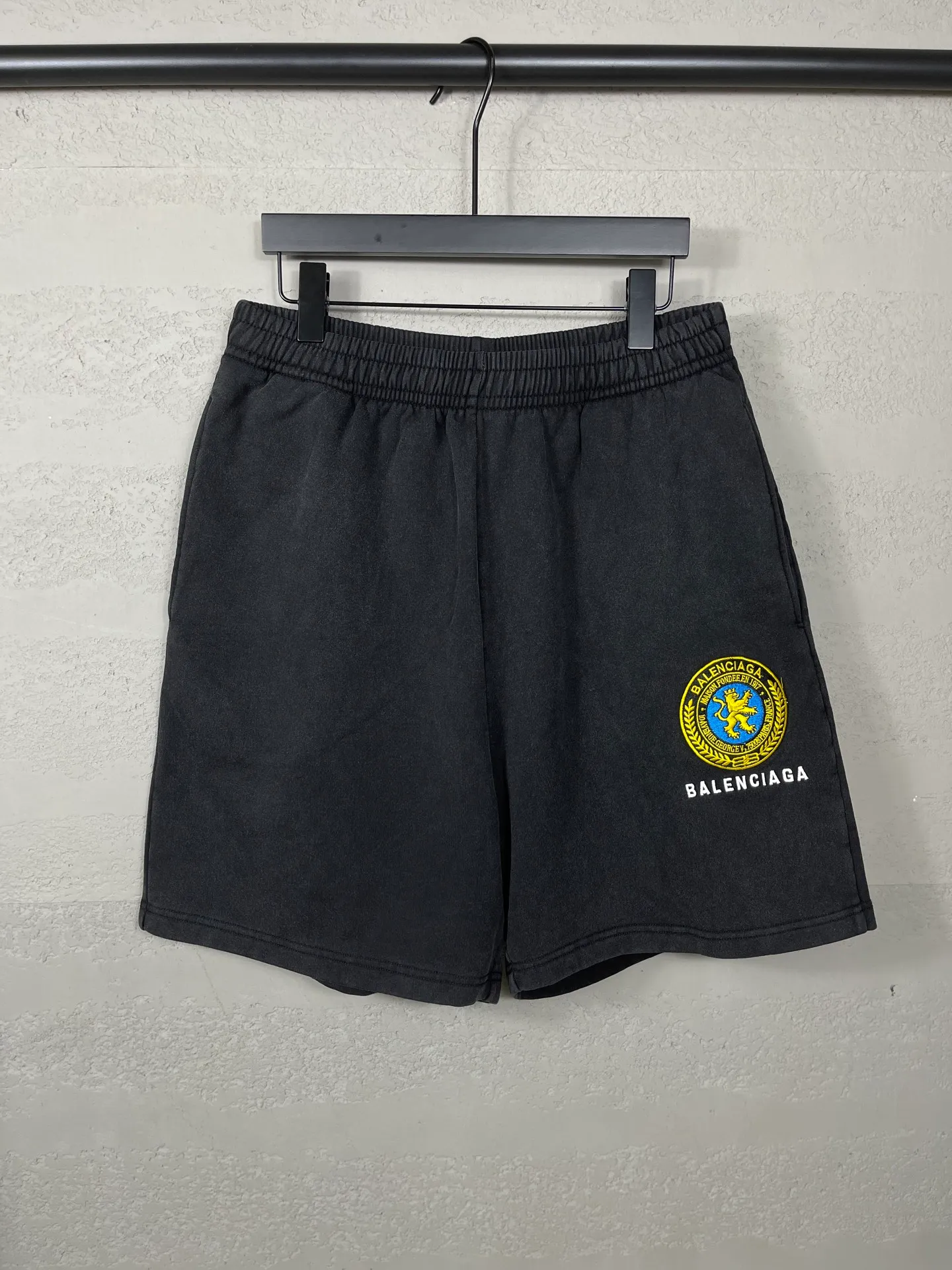 🅿️226 real photos [Top version. Official website quality] BALENCI*GA/Paris. 2025 new model. Micro-stamp embroidered with letters on the front, washed and distressed shorts. Synchronized with brick cabinets. Developed genuine products at the first time, enjoy printing and comparison! The fabric is made of Paris ZP custom-woven and dyed 100% cotton terry sweatshirt. The weight is 460 grams. The cloth surface is clean. The cloth pattern is clear, soft and comfortable to the touch. The embroidery is embroidered with an imported Tajima embroidery machine. The letters are clear and the effect is three-dimensional. The version adopts a loose version. Same style for men and women. Code: BL257030 Color: washed black Size: XS S M L