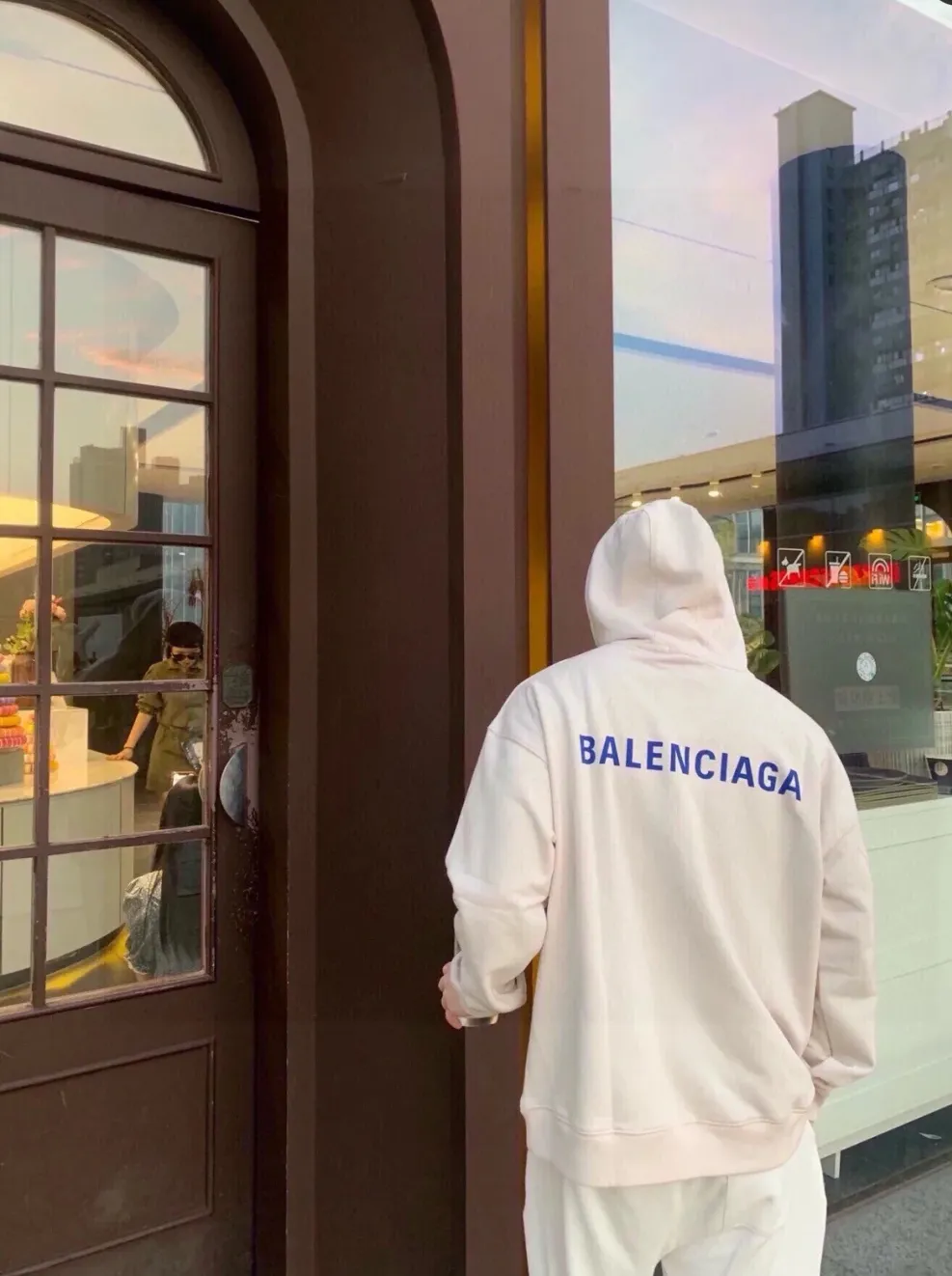 ♻️💯Reference model picture for the upper body❤️The top version of BALENCIAGA with large LOGO on the back and basic letters, pure cotton loose fit for male and female couples, the same fashion brand high hoodie sweatshirt. The god of simplicity in Paris, a volume sought after by many stars. Lisa’s favorite basic short-sleeved Paris style, which has a very high appearance rate. Wear alone, paired with jeans, shorts, and sweatpants, it's a versatile style. Xiaohongshu, a hot item on INS, a must-have for Paris fans.  The printing uses white glue as a base, coupled with Kornit direct injection, which ensures the anchorage of the printing and machine washing without any pressure. However, everyone should pay attention to something. The printing of this model is not thick glue, and the printing surface is not shiny. Please pay attention to the importance of version. Don't make a pattern based on the pictures. If you don't have the original version, you won't be able to make it look one to one like the original version. At most, you can just make a look. It's just a piece of clothing without a soul. The fabric is made of 480g combed cotton terry fabric, and the threads and fabric are custom-woven and dyed in the same style, with no color difference.  A complete set of customized tags, collar tags, washed, plastic bags, and most importantly, a complete set of bags, tag codes, and codes are all authentic.  Color: Apricot Size: XS-L P:450