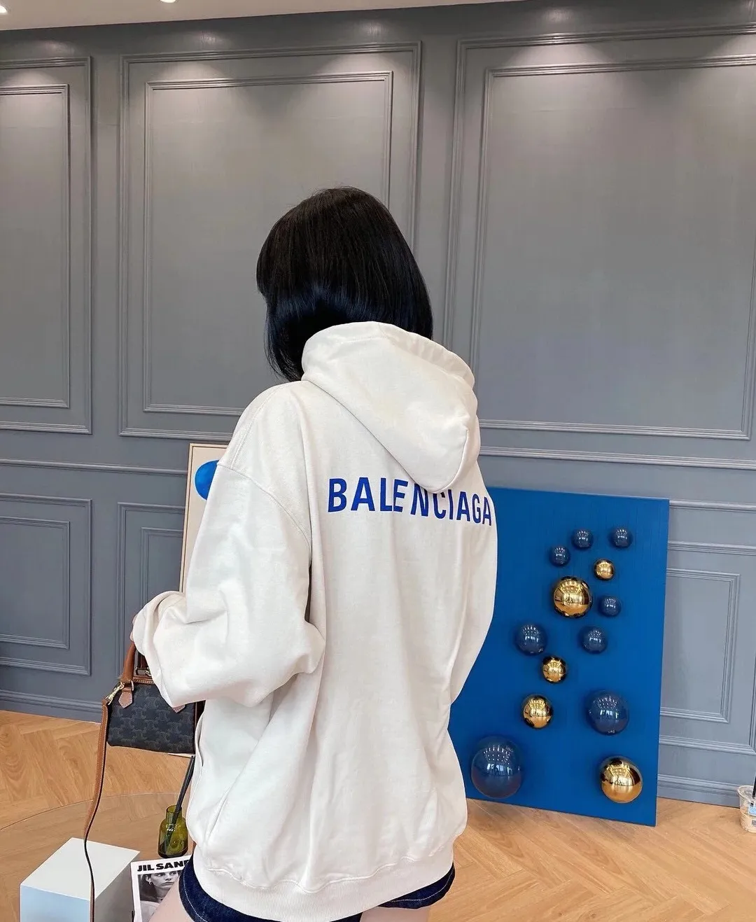 ♻️💯Reference model picture for the upper body❤️The top version of BALENCIAGA with large LOGO on the back and basic letters, pure cotton loose fit for male and female couples, the same fashion brand high hoodie sweatshirt. The god of simplicity in Paris, a volume sought after by many stars. Lisa’s favorite basic short-sleeved Paris style, which has a very high appearance rate. Wear alone, paired with jeans, shorts, and sweatpants, it's a versatile style. Xiaohongshu, a hot item on INS, a must-have for Paris fans.  The printing uses white glue as a base, coupled with Kornit direct injection, which ensures the anchorage of the printing and machine washing without any pressure. However, everyone should pay attention to something. The printing of this model is not thick glue, and the printing surface is not shiny. Please pay attention to the importance of version. Don't make a pattern based on the pictures. If you don't have the original version, you won't be able to make it look one to one like the original version. At most, you can just make a look. It's just a piece of clothing without a soul. The fabric is made of 480g combed cotton terry fabric, and the threads and fabric are custom-woven and dyed in the same style, with no color difference.  A complete set of customized tags, collar tags, washed, plastic bags, and most importantly, a complete set of bags, tag codes, and codes are all authentic.  Color: Apricot Size: XS-L P:450