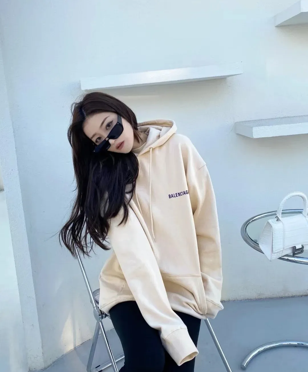♻️💯Reference model picture for the upper body❤️The top version of BALENCIAGA with large LOGO on the back and basic letters, pure cotton loose fit for male and female couples, the same fashion brand high hoodie sweatshirt. The god of simplicity in Paris, a volume sought after by many stars. Lisa’s favorite basic short-sleeved Paris style, which has a very high appearance rate. Wear alone, paired with jeans, shorts, and sweatpants, it's a versatile style. Xiaohongshu, a hot item on INS, a must-have for Paris fans.  The printing uses white glue as a base, coupled with Kornit direct injection, which ensures the anchorage of the printing and machine washing without any pressure. However, everyone should pay attention to something. The printing of this model is not thick glue, and the printing surface is not shiny. Please pay attention to the importance of version. Don't make a pattern based on the pictures. If you don't have the original version, you won't be able to make it look one to one like the original version. At most, you can just make a look. It's just a piece of clothing without a soul. The fabric is made of 480g combed cotton terry fabric, and the threads and fabric are custom-woven and dyed in the same style, with no color difference.  A complete set of customized tags, collar tags, washed, plastic bags, and most importantly, a complete set of bags, tag codes, and codes are all authentic.  Color: Apricot Size: XS-L P:450