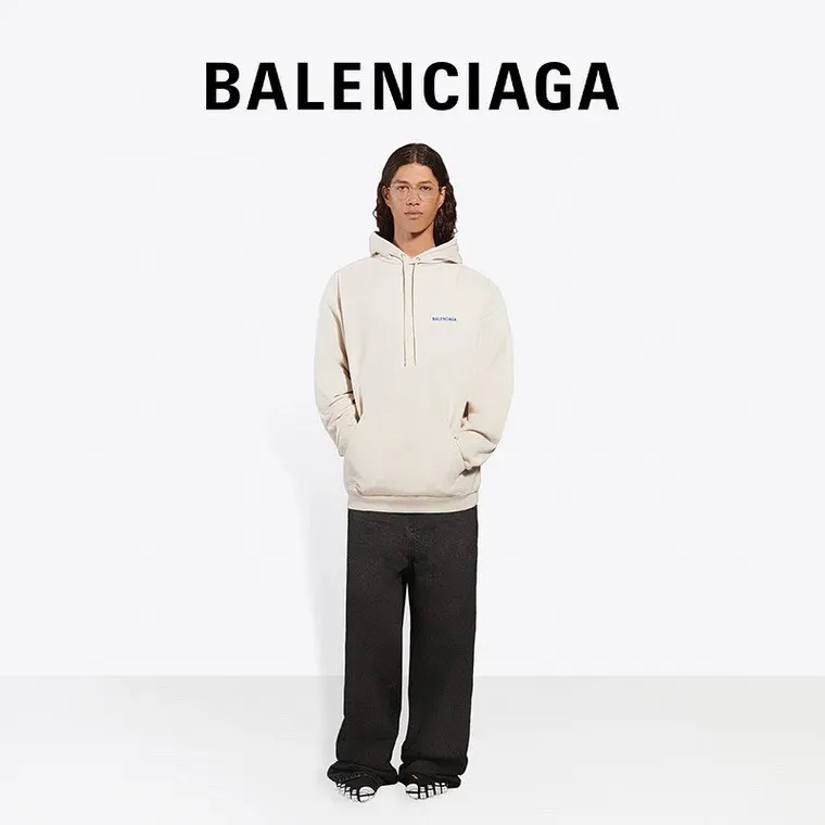 ♻️💯Reference model picture for the upper body❤️The top version of BALENCIAGA with large LOGO on the back and basic letters, pure cotton loose fit for male and female couples, the same fashion brand high hoodie sweatshirt. The god of simplicity in Paris, a volume sought after by many stars. Lisa’s favorite basic short-sleeved Paris style, which has a very high appearance rate. Wear alone, paired with jeans, shorts, and sweatpants, it's a versatile style. Xiaohongshu, a hot item on INS, a must-have for Paris fans.  The printing uses white glue as a base, coupled with Kornit direct injection, which ensures the anchorage of the printing and machine washing without any pressure. However, everyone should pay attention to something. The printing of this model is not thick glue, and the printing surface is not shiny. Please pay attention to the importance of version. Don't make a pattern based on the pictures. If you don't have the original version, you won't be able to make it look one to one like the original version. At most, you can just make a look. It's just a piece of clothing without a soul. The fabric is made of 480g combed cotton terry fabric, and the threads and fabric are custom-woven and dyed in the same style, with no color difference.  A complete set of customized tags, collar tags, washed, plastic bags, and most importantly, a complete set of bags, tag codes, and codes are all authentic.  Color: Apricot Size: XS-L P:450