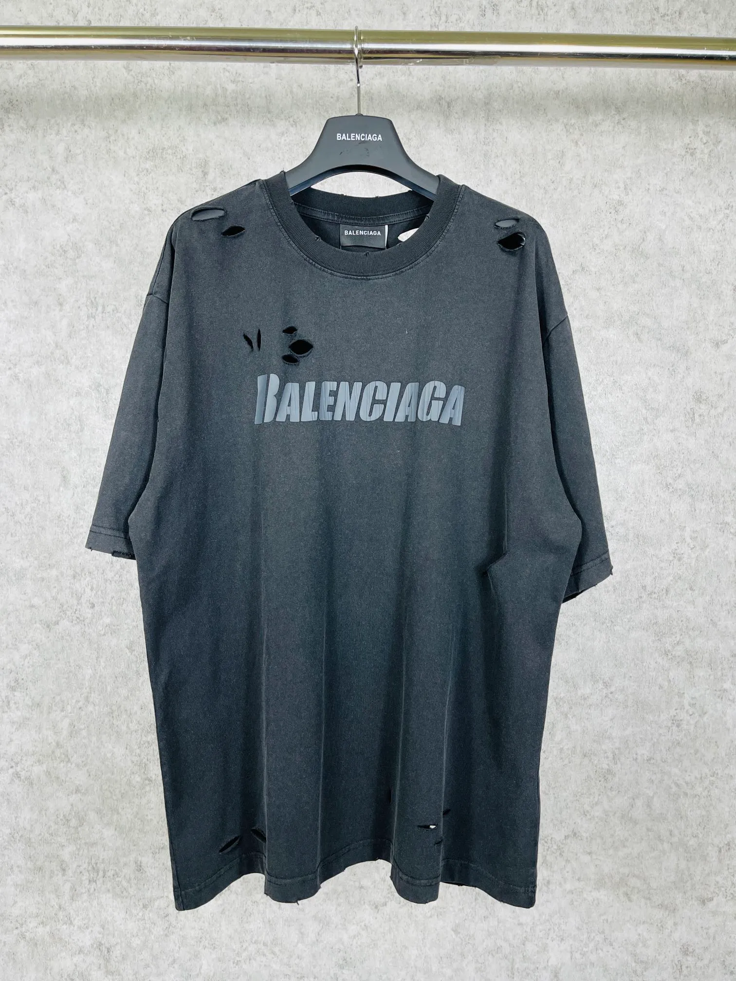 🅿️180 real photos [Top version. Official website quality] BALENCI*GA/Paris. Classic letter LOGO printed ready-made garments, washed, distressed, ripped and torn short-sleeved T-shirts. Brick cabinet synchronization. The fabric is made of Paris ZP custom-woven and dyed 100% cotton double yarn compact cotton. The weight is 260 grams, the cloth surface is clean. The cloth pattern is clear, soft and comfortable. The threads are dyed with no color difference. The classic pattern is printed with environmentally friendly imported materials, straight cracks and cracked glue. Precision printing screen, the letters are clear and the effect is three-dimensional. Restored brick cabinet. Ready-made garments are washed and aged, hand-cut and polished by multiple workers, produced with over-heavy craftsmanship, different market currency, welcome to compare, the version adopts OS loose shoulder version. Same style for men and women Coding: BL223070 Color: Washed black Size: XS S M L