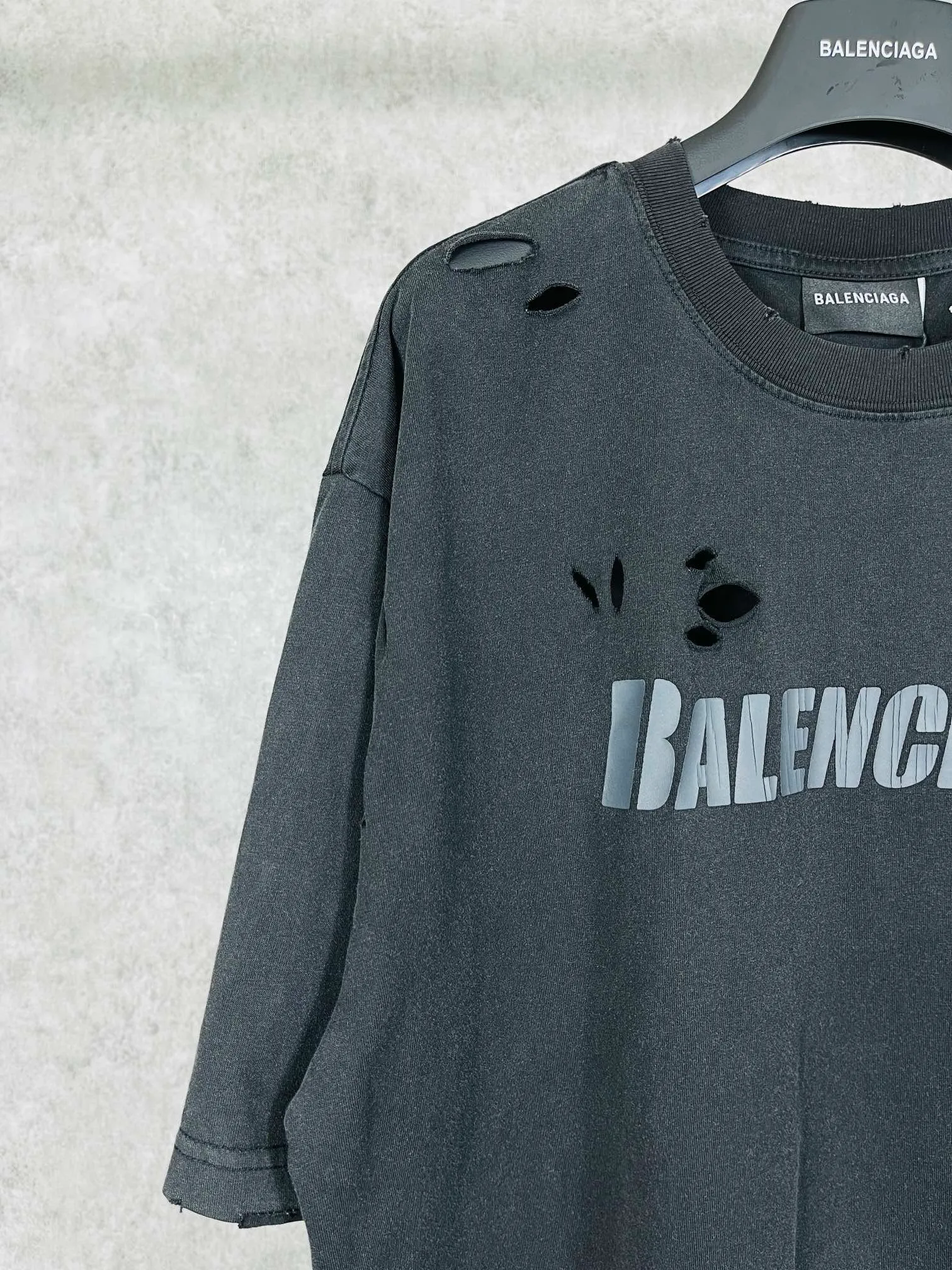 🅿️180 real photos [Top version. Official website quality] BALENCI*GA/Paris. Classic letter LOGO printed ready-made garments, washed, distressed, ripped and torn short-sleeved T-shirts. Brick cabinet synchronization. The fabric is made of Paris ZP custom-woven and dyed 100% cotton double yarn compact cotton. The weight is 260 grams, the cloth surface is clean. The cloth pattern is clear, soft and comfortable. The threads are dyed with no color difference. The classic pattern is printed with environmentally friendly imported materials, straight cracks and cracked glue. Precision printing screen, the letters are clear and the effect is three-dimensional. Restored brick cabinet. Ready-made garments are washed and aged, hand-cut and polished by multiple workers, produced with over-heavy craftsmanship, different market currency, welcome to compare, the version adopts OS loose shoulder version. Same style for men and women Coding: BL223070 Color: Washed black Size: XS S M L