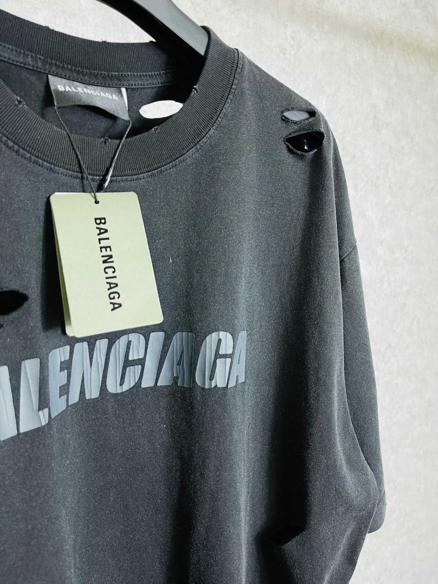 🅿️180 real photos [Top version. Official website quality] BALENCI*GA/Paris. Classic letter LOGO printed ready-made garments, washed, distressed, ripped and torn short-sleeved T-shirts. Brick cabinet synchronization. The fabric is made of Paris ZP custom-woven and dyed 100% cotton double yarn compact cotton. The weight is 260 grams, the cloth surface is clean. The cloth pattern is clear, soft and comfortable. The threads are dyed with no color difference. The classic pattern is printed with environmentally friendly imported materials, straight cracks and cracked glue. Precision printing screen, the letters are clear and the effect is three-dimensional. Restored brick cabinet. Ready-made garments are washed and aged, hand-cut and polished by multiple workers, produced with over-heavy craftsmanship, different market currency, welcome to compare, the version adopts OS loose shoulder version. Same style for men and women Coding: BL223070 Color: Washed black Size: XS S M L