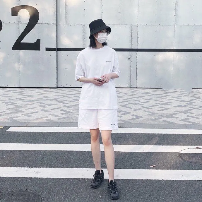 ♻️💯Refer to the model picture for the upper body❤️The top tested version of BALENCIAGA basic embroidered cotton loose shorts for men and women, the same fashion brand shorts. Fabric: Customized fish scale terry cotton fabric 440 grams, super heavy, ready-to-wear washed and soft to the touch. Printing: Japanese Tajima embroidery technology is used, the embroidery is accurate, the printing is meticulous and full, and there is no thread skipping. Accessories: Customized full set of BLCG accessories Color: dark brown, gray, black, white Size: XS-L P:310