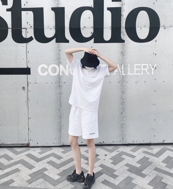 ♻️💯Refer to the model picture for the upper body❤️The top tested version of BALENCIAGA basic embroidered cotton loose shorts for men and women, the same fashion brand shorts. Fabric: Customized fish scale terry cotton fabric 440 grams, super heavy, ready-to-wear washed and soft to the touch. Printing: Japanese Tajima embroidery technology is used, the embroidery is accurate, the printing is meticulous and full, and there is no thread skipping. Accessories: Customized full set of BLCG accessories Color: dark brown, gray, black, white Size: XS-L P:310