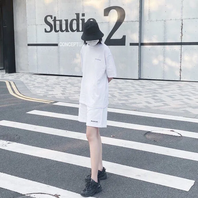♻️💯Refer to the model picture for the upper body❤️The top tested version of BALENCIAGA basic embroidered cotton loose shorts for men and women, the same fashion brand shorts. Fabric: Customized fish scale terry cotton fabric 440 grams, super heavy, ready-to-wear washed and soft to the touch. Printing: Japanese Tajima embroidery technology is used, the embroidery is accurate, the printing is meticulous and full, and there is no thread skipping. Accessories: Customized full set of BLCG accessories Color: dark brown, gray, black, white Size: XS-L P:310