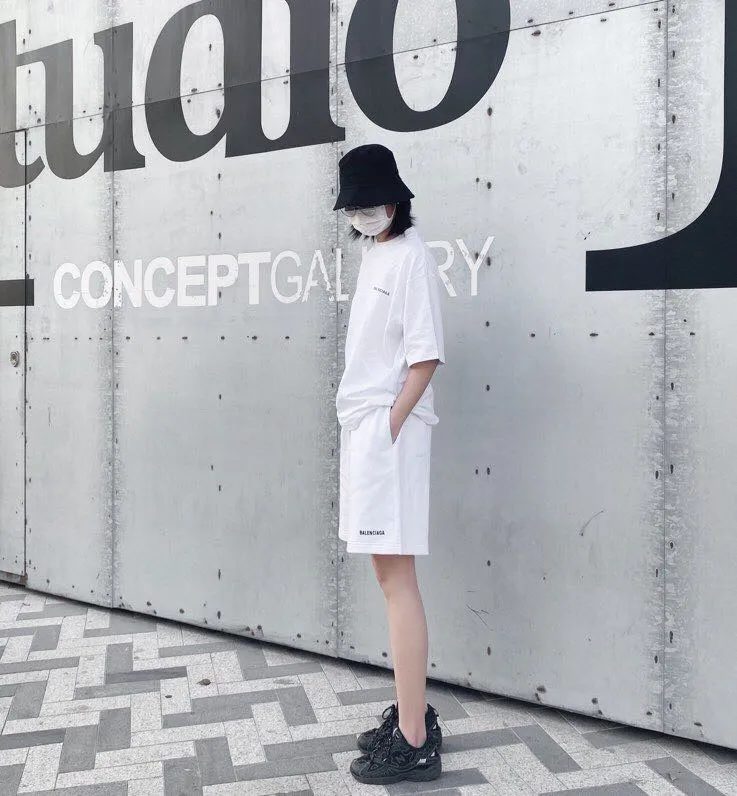 ♻️💯Refer to the model picture for the upper body❤️The top tested version of BALENCIAGA basic embroidered cotton loose shorts for men and women, the same fashion brand shorts. Fabric: Customized fish scale terry cotton fabric 440 grams, super heavy, ready-to-wear washed and soft to the touch. Printing: Japanese Tajima embroidery technology is used, the embroidery is accurate, the printing is meticulous and full, and there is no thread skipping. Accessories: Customized full set of BLCG accessories Color: dark brown, gray, black, white Size: XS-L P:310