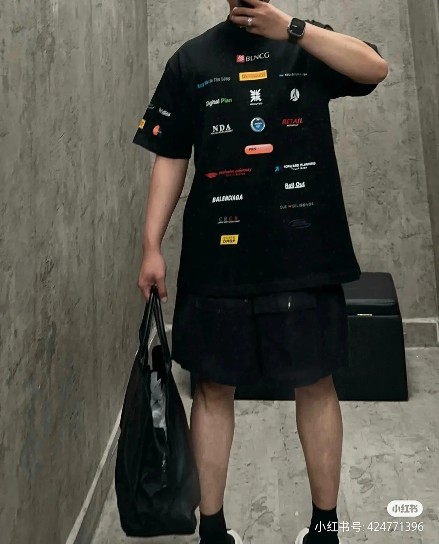🎀Hot model pictures🎀Top version of BALENCIAGA/Balenciaga 2024 SS multi-element racing trademark LOGO collection printed short-sleeved T-shirt ✅No.1 quality in this market Real ceiling quality ✅All original development attention to detail pictures to avoid mixed use of stolen pictures ✅Correct 260g custom-woven and dyed pure cotton double yarn fabric, good color fastness, no fading ✅Correct Conley printing machine imported material printing, clear three-dimensional, firm and non-shedding ✅Custom-dyed thread No color difference, no deformation, overweight craftsmanship, difference in market currency. Let me explain why mine is a little more expensive than others, 1. It seems to be a simple printing or embroidery, but it is not simple at all. 10000% imported machine restoration, not just lip service. You are welcome to compare with peers. 2. Each model is produced by the company. The details of the workmanship and fabrics are consistent with the original ones. There is no color difference between the details and the counters. Re-engraving is not scary. Whoever is fake is embarrassed. It’s not shameful to make a replica, it’s shameful if you can’t buy the correct version if you make a replica. 3. Note that the threaded collars are all original collars of certain countries and regions, with high wrapping. The width of the neckline and cabinets are accurate to the millimeter. Thick necklines are not easy to deform. The collars of high-end products are all restored cabinets. They are different from the big collars in the world. Ordinary garbage short-sleeves are printed with a print. The clavicle of the upper body is exposed. Please be patient. Customers who have bought genuine products or have seen genuine products will come back to place orders again. This is quality. This is quality. 4. Different styles of washed wheat main wheat, including imported wheat, have different colors and codes. Really restore the counter. As we all know, Balenciaga has different English or different colors on the collar labels of each quarter. This distinguishes the fast food products with the same common main wheat washed wheat. 5. Pay attention to the workmanship. The stitching at the neckline has no folds, smooth and natural without overlapping lines, and truly restores this. This is something that many people cannot do. 6. The fabric is made of 260g Paris-specific double yarn. No one can make better fabrics than my family. There's really no way to compare it with the ordinary version on the market. Respect it. It's genuine and costs thousands of dollars anyway. Don't buy street stalls. Quality 7. The workmanship is fully restored. The packaging is fully restored. The cost is huge. 8. I guarantee here that this is the highest quality you can find. Color: Black Size: S--XL P:290