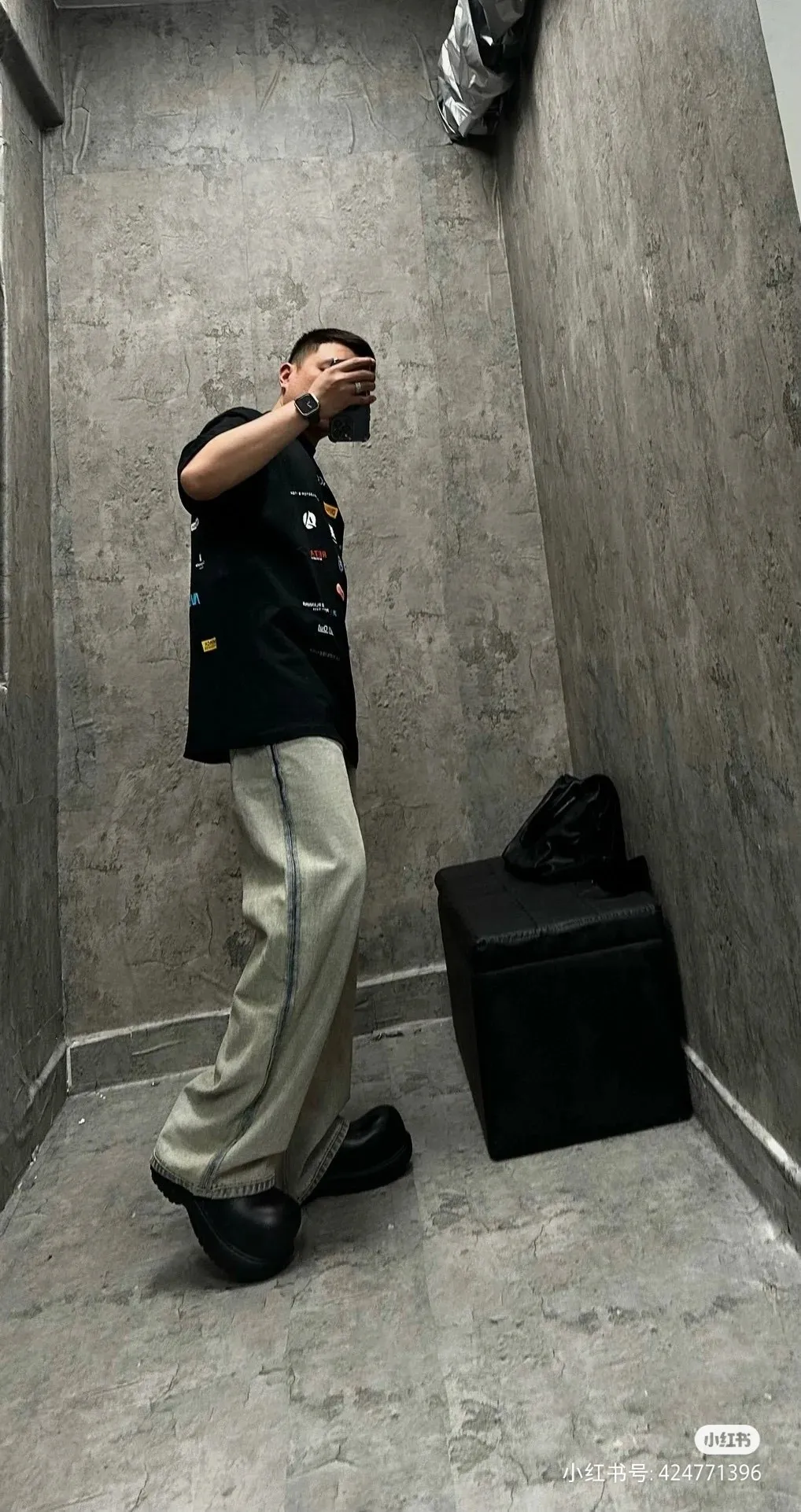 🎀Hot model pictures🎀Top version of BALENCIAGA/Balenciaga 2024 SS multi-element racing trademark LOGO collection printed short-sleeved T-shirt ✅No.1 quality in this market Real ceiling quality ✅All original development attention to detail pictures to avoid mixed use of stolen pictures ✅Correct 260g custom-woven and dyed pure cotton double yarn fabric, good color fastness, no fading ✅Correct Conley printing machine imported material printing, clear three-dimensional, firm and non-shedding ✅Custom-dyed thread No color difference, no deformation, overweight craftsmanship, difference in market currency. Let me explain why mine is a little more expensive than others, 1. It seems to be a simple printing or embroidery, but it is not simple at all. 10000% imported machine restoration, not just lip service. You are welcome to compare with peers. 2. Each model is produced by the company. The details of the workmanship and fabrics are consistent with the original ones. There is no color difference between the details and the counters. Re-engraving is not scary. Whoever is fake is embarrassed. It’s not shameful to make a replica, it’s shameful if you can’t buy the correct version if you make a replica. 3. Note that the threaded collars are all original collars of certain countries and regions, with high wrapping. The width of the neckline and cabinets are accurate to the millimeter. Thick necklines are not easy to deform. The collars of high-end products are all restored cabinets. They are different from the big collars in the world. Ordinary garbage short-sleeves are printed with a print. The clavicle of the upper body is exposed. Please be patient. Customers who have bought genuine products or have seen genuine products will come back to place orders again. This is quality. This is quality. 4. Different styles of washed wheat main wheat, including imported wheat, have different colors and codes. Really restore the counter. As we all know, Balenciaga has different English or different colors on the collar labels of each quarter. This distinguishes the fast food products with the same common main wheat washed wheat. 5. Pay attention to the workmanship. The stitching at the neckline has no folds, smooth and natural without overlapping lines, and truly restores this. This is something that many people cannot do. 6. The fabric is made of 260g Paris-specific double yarn. No one can make better fabrics than my family. There's really no way to compare it with the ordinary version on the market. Respect it. It's genuine and costs thousands of dollars anyway. Don't buy street stalls. Quality 7. The workmanship is fully restored. The packaging is fully restored. The cost is huge. 8. I guarantee here that this is the highest quality you can find. Color: Black Size: S--XL P:290