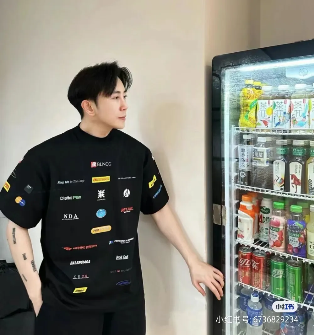 🎀Hot model pictures🎀Top version of BALENCIAGA/Balenciaga 2024 SS multi-element racing trademark LOGO collection printed short-sleeved T-shirt ✅No.1 quality in this market Real ceiling quality ✅All original development attention to detail pictures to avoid mixed use of stolen pictures ✅Correct 260g custom-woven and dyed pure cotton double yarn fabric, good color fastness, no fading ✅Correct Conley printing machine imported material printing, clear three-dimensional, firm and non-shedding ✅Custom-dyed thread No color difference, no deformation, overweight craftsmanship, difference in market currency. Let me explain why mine is a little more expensive than others, 1. It seems to be a simple printing or embroidery, but it is not simple at all. 10000% imported machine restoration, not just lip service. You are welcome to compare with peers. 2. Each model is produced by the company. The details of the workmanship and fabrics are consistent with the original ones. There is no color difference between the details and the counters. Re-engraving is not scary. Whoever is fake is embarrassed. It’s not shameful to make a replica, it’s shameful if you can’t buy the correct version if you make a replica. 3. Note that the threaded collars are all original collars of certain countries and regions, with high wrapping. The width of the neckline and cabinets are accurate to the millimeter. Thick necklines are not easy to deform. The collars of high-end products are all restored cabinets. They are different from the big collars in the world. Ordinary garbage short-sleeves are printed with a print. The clavicle of the upper body is exposed. Please be patient. Customers who have bought genuine products or have seen genuine products will come back to place orders again. This is quality. This is quality. 4. Different styles of washed wheat main wheat, including imported wheat, have different colors and codes. Really restore the counter. As we all know, Balenciaga has different English or different colors on the collar labels of each quarter. This distinguishes the fast food products with the same common main wheat washed wheat. 5. Pay attention to the workmanship. The stitching at the neckline has no folds, smooth and natural without overlapping lines, and truly restores this. This is something that many people cannot do. 6. The fabric is made of 260g Paris-specific double yarn. No one can make better fabrics than my family. There's really no way to compare it with the ordinary version on the market. Respect it. It's genuine and costs thousands of dollars anyway. Don't buy street stalls. Quality 7. The workmanship is fully restored. The packaging is fully restored. The cost is huge. 8. I guarantee here that this is the highest quality you can find. Color: Black Size: S--XL P:290