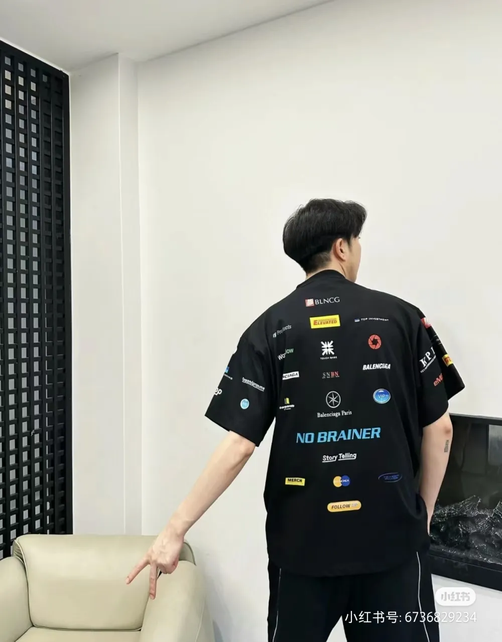 🎀Hot model pictures🎀Top version of BALENCIAGA/Balenciaga 2024 SS multi-element racing trademark LOGO collection printed short-sleeved T-shirt ✅No.1 quality in this market Real ceiling quality ✅All original development attention to detail pictures to avoid mixed use of stolen pictures ✅Correct 260g custom-woven and dyed pure cotton double yarn fabric, good color fastness, no fading ✅Correct Conley printing machine imported material printing, clear three-dimensional, firm and non-shedding ✅Custom-dyed thread No color difference, no deformation, overweight craftsmanship, difference in market currency. Let me explain why mine is a little more expensive than others, 1. It seems to be a simple printing or embroidery, but it is not simple at all. 10000% imported machine restoration, not just lip service. You are welcome to compare with peers. 2. Each model is produced by the company. The details of the workmanship and fabrics are consistent with the original ones. There is no color difference between the details and the counters. Re-engraving is not scary. Whoever is fake is embarrassed. It’s not shameful to make a replica, it’s shameful if you can’t buy the correct version if you make a replica. 3. Note that the threaded collars are all original collars of certain countries and regions, with high wrapping. The width of the neckline and cabinets are accurate to the millimeter. Thick necklines are not easy to deform. The collars of high-end products are all restored cabinets. They are different from the big collars in the world. Ordinary garbage short-sleeves are printed with a print. The clavicle of the upper body is exposed. Please be patient. Customers who have bought genuine products or have seen genuine products will come back to place orders again. This is quality. This is quality. 4. Different styles of washed wheat main wheat, including imported wheat, have different colors and codes. Really restore the counter. As we all know, Balenciaga has different English or different colors on the collar labels of each quarter. This distinguishes the fast food products with the same common main wheat washed wheat. 5. Pay attention to the workmanship. The stitching at the neckline has no folds, smooth and natural without overlapping lines, and truly restores this. This is something that many people cannot do. 6. The fabric is made of 260g Paris-specific double yarn. No one can make better fabrics than my family. There's really no way to compare it with the ordinary version on the market. Respect it. It's genuine and costs thousands of dollars anyway. Don't buy street stalls. Quality 7. The workmanship is fully restored. The packaging is fully restored. The cost is huge. 8. I guarantee here that this is the highest quality you can find. Color: Black Size: S--XL P:290