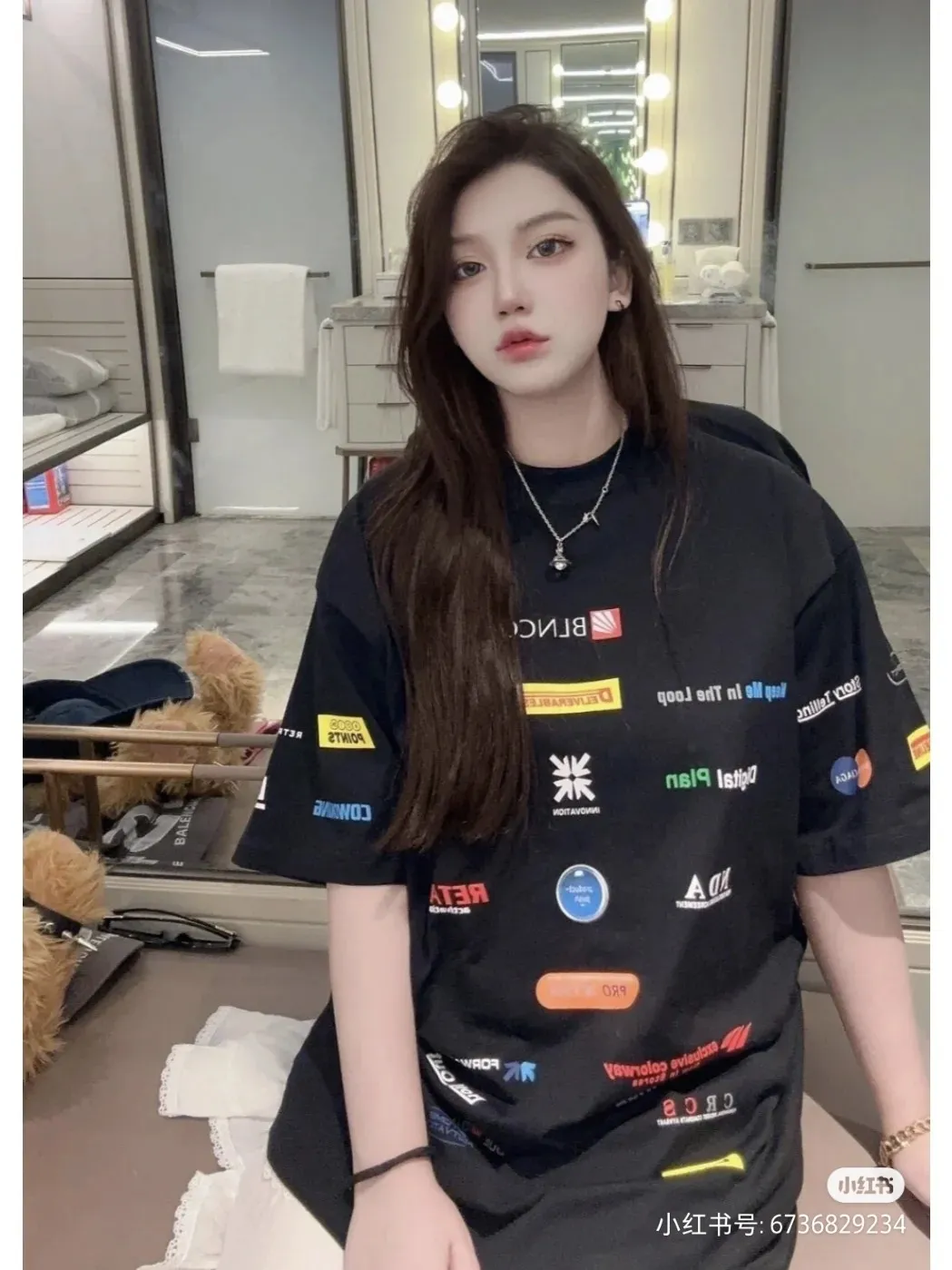 🎀Hot model pictures🎀Top version of BALENCIAGA/Balenciaga 2024 SS multi-element racing trademark LOGO collection printed short-sleeved T-shirt ✅No.1 quality in this market Real ceiling quality ✅All original development attention to detail pictures to avoid mixed use of stolen pictures ✅Correct 260g custom-woven and dyed pure cotton double yarn fabric, good color fastness, no fading ✅Correct Conley printing machine imported material printing, clear three-dimensional, firm and non-shedding ✅Custom-dyed thread No color difference, no deformation, overweight craftsmanship, difference in market currency. Let me explain why mine is a little more expensive than others, 1. It seems to be a simple printing or embroidery, but it is not simple at all. 10000% imported machine restoration, not just lip service. You are welcome to compare with peers. 2. Each model is produced by the company. The details of the workmanship and fabrics are consistent with the original ones. There is no color difference between the details and the counters. Re-engraving is not scary. Whoever is fake is embarrassed. It’s not shameful to make a replica, it’s shameful if you can’t buy the correct version if you make a replica. 3. Note that the threaded collars are all original collars of certain countries and regions, with high wrapping. The width of the neckline and cabinets are accurate to the millimeter. Thick necklines are not easy to deform. The collars of high-end products are all restored cabinets. They are different from the big collars in the world. Ordinary garbage short-sleeves are printed with a print. The clavicle of the upper body is exposed. Please be patient. Customers who have bought genuine products or have seen genuine products will come back to place orders again. This is quality. This is quality. 4. Different styles of washed wheat main wheat, including imported wheat, have different colors and codes. Really restore the counter. As we all know, Balenciaga has different English or different colors on the collar labels of each quarter. This distinguishes the fast food products with the same common main wheat washed wheat. 5. Pay attention to the workmanship. The stitching at the neckline has no folds, smooth and natural without overlapping lines, and truly restores this. This is something that many people cannot do. 6. The fabric is made of 260g Paris-specific double yarn. No one can make better fabrics than my family. There's really no way to compare it with the ordinary version on the market. Respect it. It's genuine and costs thousands of dollars anyway. Don't buy street stalls. Quality 7. The workmanship is fully restored. The packaging is fully restored. The cost is huge. 8. I guarantee here that this is the highest quality you can find. Color: Black Size: S--XL P:290