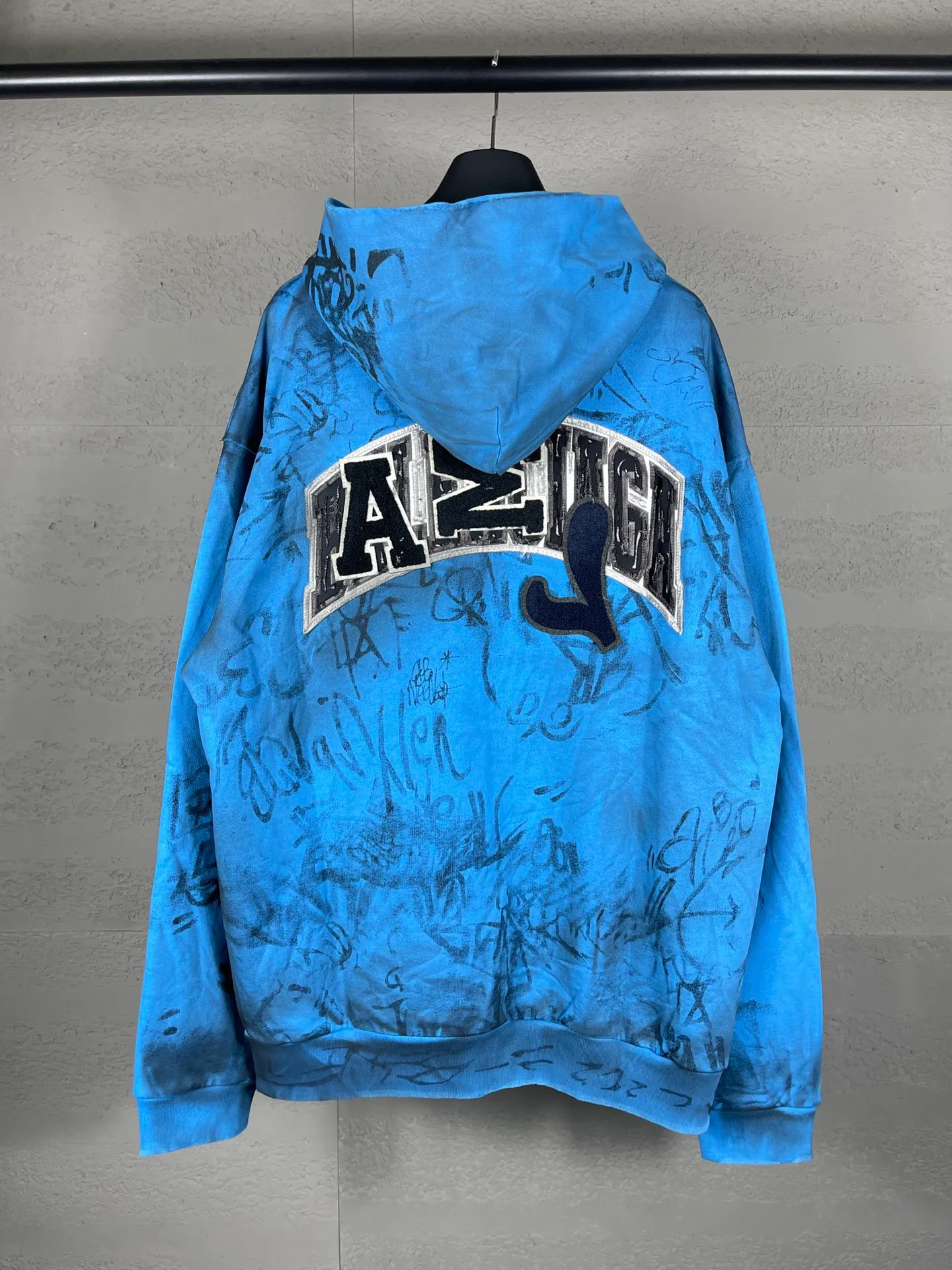 🅿️456 real photos [Top version. Official website quality] BALENCI*GA/Paris co-branded Manchester United. 24 latest. Hand-painted. Worn. Washed. Distressed. Worn. Inkjet painting. Graffiti. Zipper cardigan hooded sweatshirt. The embroidered insignia is heavily tattered. Top-quality board. Comparisons are welcome. The fabric is made of Paris ZP custom-woven and dyed cotton double yarn. Weighing 260 grams, the cloth surface is clean. The cloth pattern is clear, soft and comfortable. The threads are dyed with no color difference. The front pattern embroidery is made with imported machine embroidery. The color of the chapter mark is the same. The embroidery and border are embroidered. The chapter mark is worn and distressed to match the brick cabinet. Ready-made clothes are washed and distressed. Painted with graffiti. The entire piece of clothing is restored with overweight craftsmanship. Jubie market produces pictures based on pictures. Welcome to compare. The version adopts OS loose shoulder design. Same style for men and women. Code: BL238079 Color: gray, red, lake blue Size: XS S M L