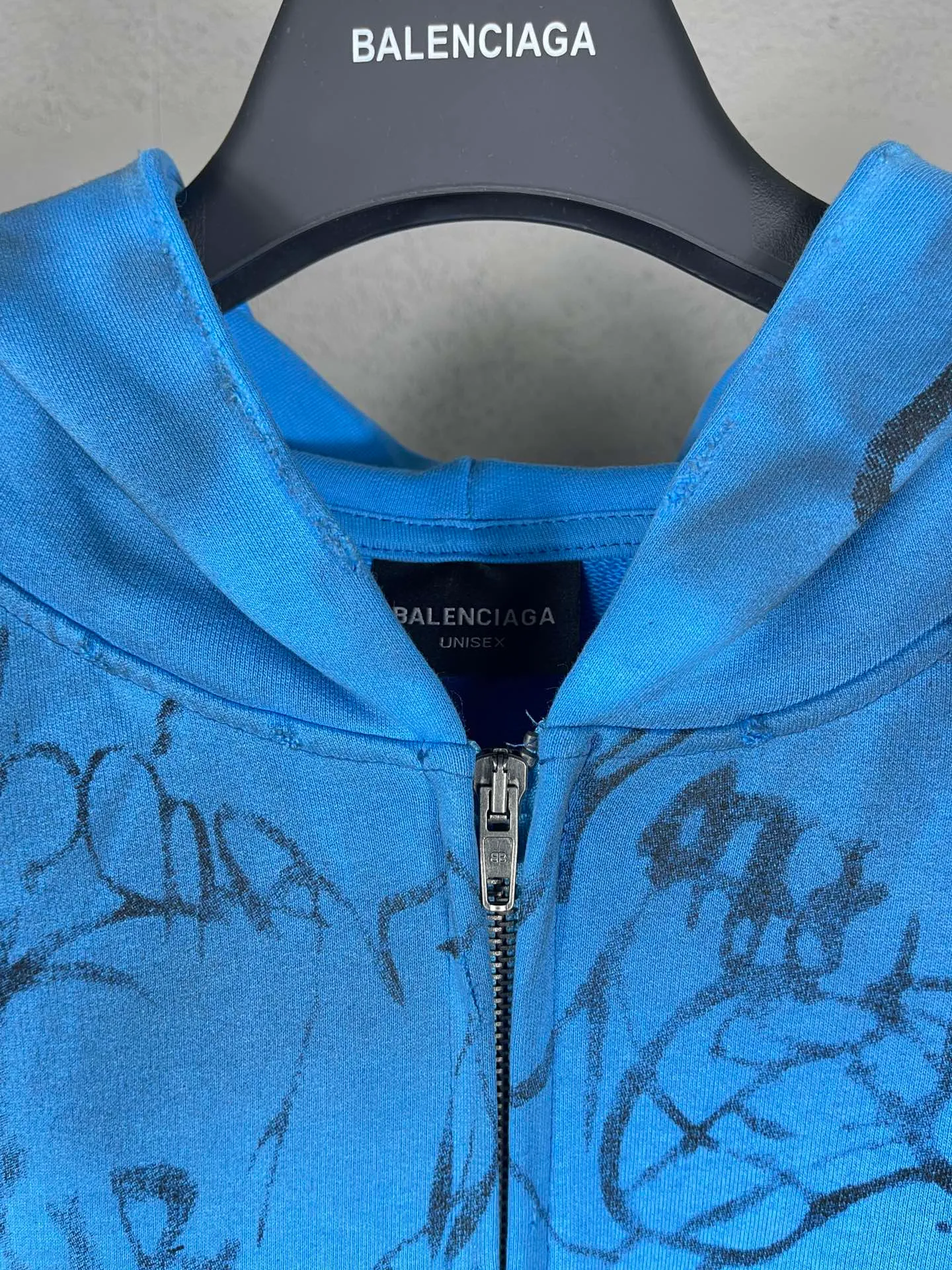 🅿️456 real photos [Top version. Official website quality] BALENCI*GA/Paris co-branded Manchester United. 24 latest. Hand-painted. Worn. Washed. Distressed. Worn. Inkjet painting. Graffiti. Zipper cardigan hooded sweatshirt. The embroidered insignia is heavily tattered. Top-quality board. Comparisons are welcome. The fabric is made of Paris ZP custom-woven and dyed cotton double yarn. Weighing 260 grams, the cloth surface is clean. The cloth pattern is clear, soft and comfortable. The threads are dyed with no color difference. The front pattern embroidery is made with imported machine embroidery. The color of the chapter mark is the same. The embroidery and border are embroidered. The chapter mark is worn and distressed to match the brick cabinet. Ready-made clothes are washed and distressed. Painted with graffiti. The entire piece of clothing is restored with overweight craftsmanship. Jubie market produces pictures based on pictures. Welcome to compare. The version adopts OS loose shoulder design. Same style for men and women. Code: BL238079 Color: gray, red, lake blue Size: XS S M L