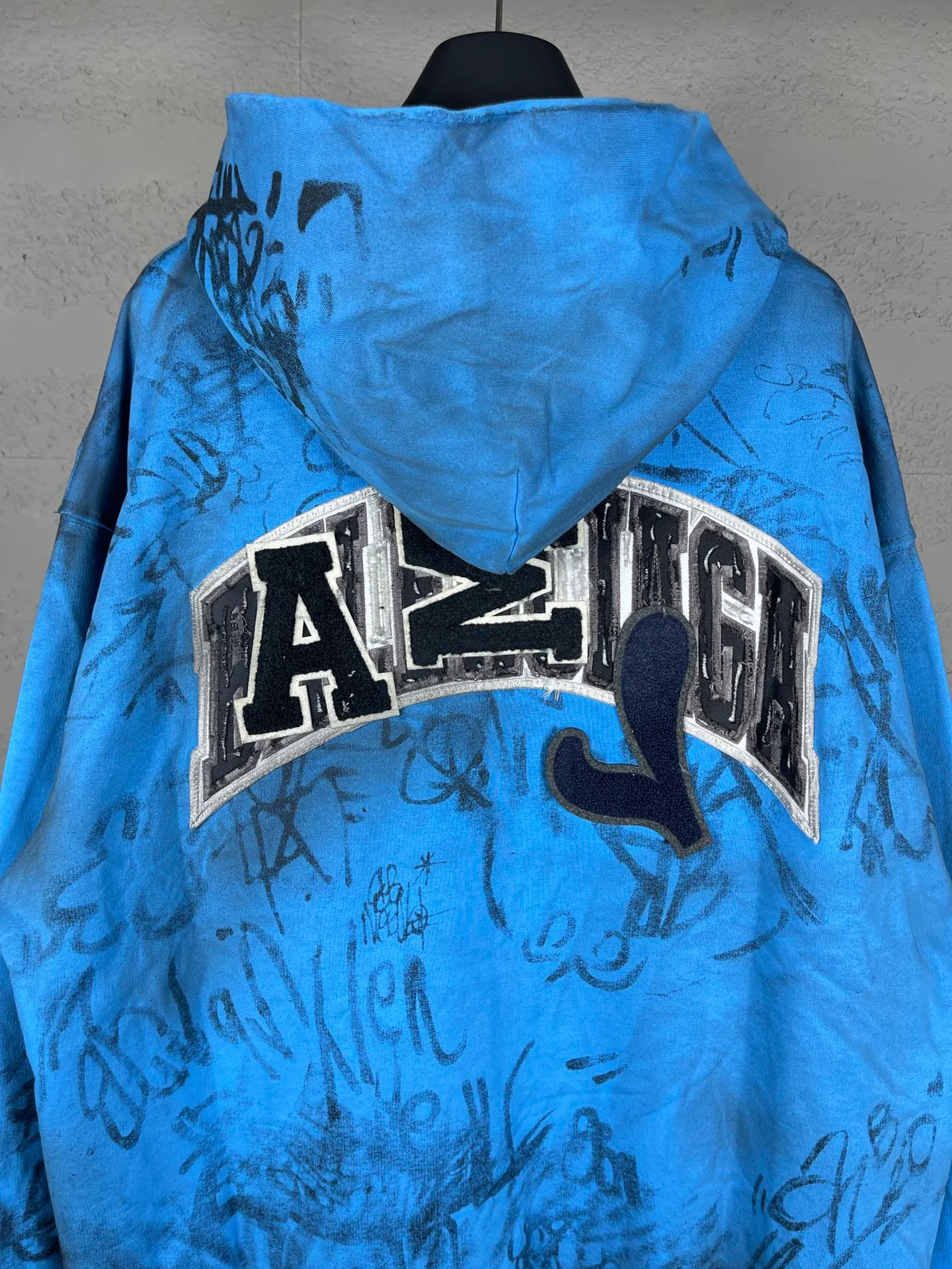 🅿️456 real photos [Top version. Official website quality] BALENCI*GA/Paris co-branded Manchester United. 24 latest. Hand-painted. Worn. Washed. Distressed. Worn. Inkjet painting. Graffiti. Zipper cardigan hooded sweatshirt. The embroidered insignia is heavily tattered. Top-quality board. Comparisons are welcome. The fabric is made of Paris ZP custom-woven and dyed cotton double yarn. Weighing 260 grams, the cloth surface is clean. The cloth pattern is clear, soft and comfortable. The threads are dyed with no color difference. The front pattern embroidery is made with imported machine embroidery. The color of the chapter mark is the same. The embroidery and border are embroidered. The chapter mark is worn and distressed to match the brick cabinet. Ready-made clothes are washed and distressed. Painted with graffiti. The entire piece of clothing is restored with overweight craftsmanship. Jubie market produces pictures based on pictures. Welcome to compare. The version adopts OS loose shoulder design. Same style for men and women. Code: BL238079 Color: gray, red, lake blue Size: XS S M L
