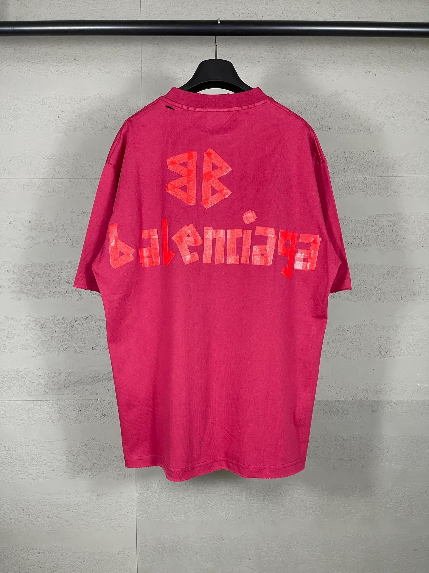 🅿️194 Actual pictures [Top version. Official website quality] BALENCI*GA/Paris. 25ss latest classic. Masking tape printing. Ready-to-wear washed and frayed short-sleeved T-shirt. Brick cabinet synchronization. The fabric is made of Paris ZP custom-woven and dyed 100% cotton double yarn compact cotton. The weight is 260 grams, the cloth surface is clean. The cloth pattern is clear, soft and comfortable, and the thread is dyed with no color difference. The classic pattern is printed with environmentally friendly imported materials, and the tape pattern is glued. The letters are clear and the effect is three-dimensional. Restored brick cabinet. The garments were washed and aged, and polished by many hands. Produced by ultra-heavy craftsmanship, the market currency is very different, welcome to compare. The version adopts OS loose shoulder design. The same style for men and women. Code: BL253383 Color: black blue, plum red, khaki Size: XS S M L
