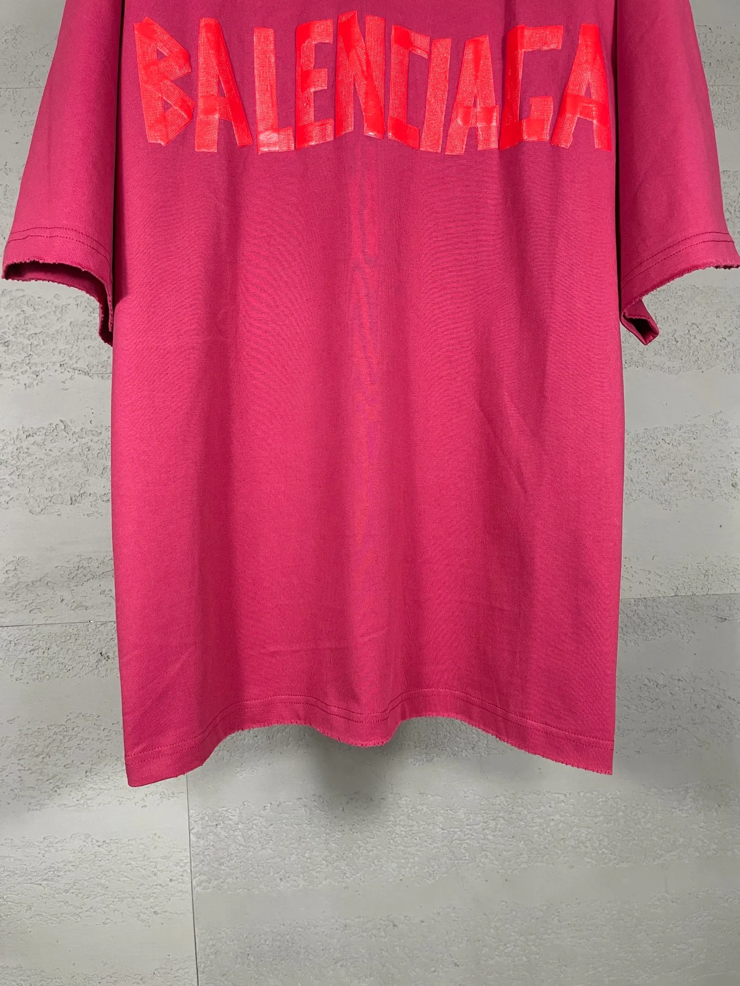 🅿️194 Actual pictures [Top version. Official website quality] BALENCI*GA/Paris. 25ss latest classic. Masking tape printing. Ready-to-wear washed and frayed short-sleeved T-shirt. Brick cabinet synchronization. The fabric is made of Paris ZP custom-woven and dyed 100% cotton double yarn compact cotton. The weight is 260 grams, the cloth surface is clean. The cloth pattern is clear, soft and comfortable, and the thread is dyed with no color difference. The classic pattern is printed with environmentally friendly imported materials, and the tape pattern is glued. The letters are clear and the effect is three-dimensional. Restored brick cabinet. The garments were washed and aged, and polished by many hands. Produced by ultra-heavy craftsmanship, the market currency is very different, welcome to compare. The version adopts OS loose shoulder design. The same style for men and women. Code: BL253383 Color: black blue, plum red, khaki Size: XS S M L