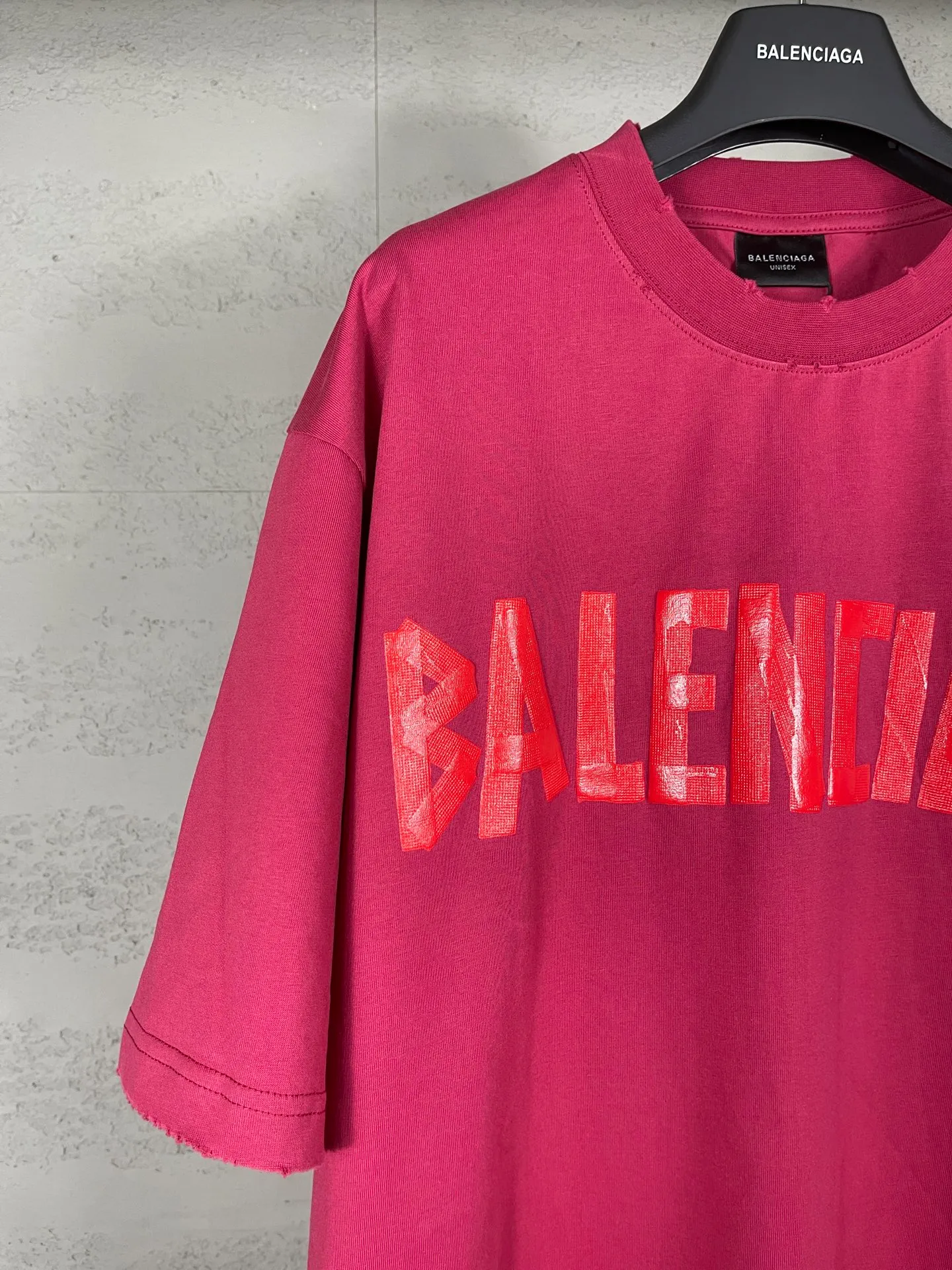 🅿️194 Actual pictures [Top version. Official website quality] BALENCI*GA/Paris. 25ss latest classic. Masking tape printing. Ready-to-wear washed and frayed short-sleeved T-shirt. Brick cabinet synchronization. The fabric is made of Paris ZP custom-woven and dyed 100% cotton double yarn compact cotton. The weight is 260 grams, the cloth surface is clean. The cloth pattern is clear, soft and comfortable, and the thread is dyed with no color difference. The classic pattern is printed with environmentally friendly imported materials, and the tape pattern is glued. The letters are clear and the effect is three-dimensional. Restored brick cabinet. The garments were washed and aged, and polished by many hands. Produced by ultra-heavy craftsmanship, the market currency is very different, welcome to compare. The version adopts OS loose shoulder design. The same style for men and women. Code: BL253383 Color: black blue, plum red, khaki Size: XS S M L