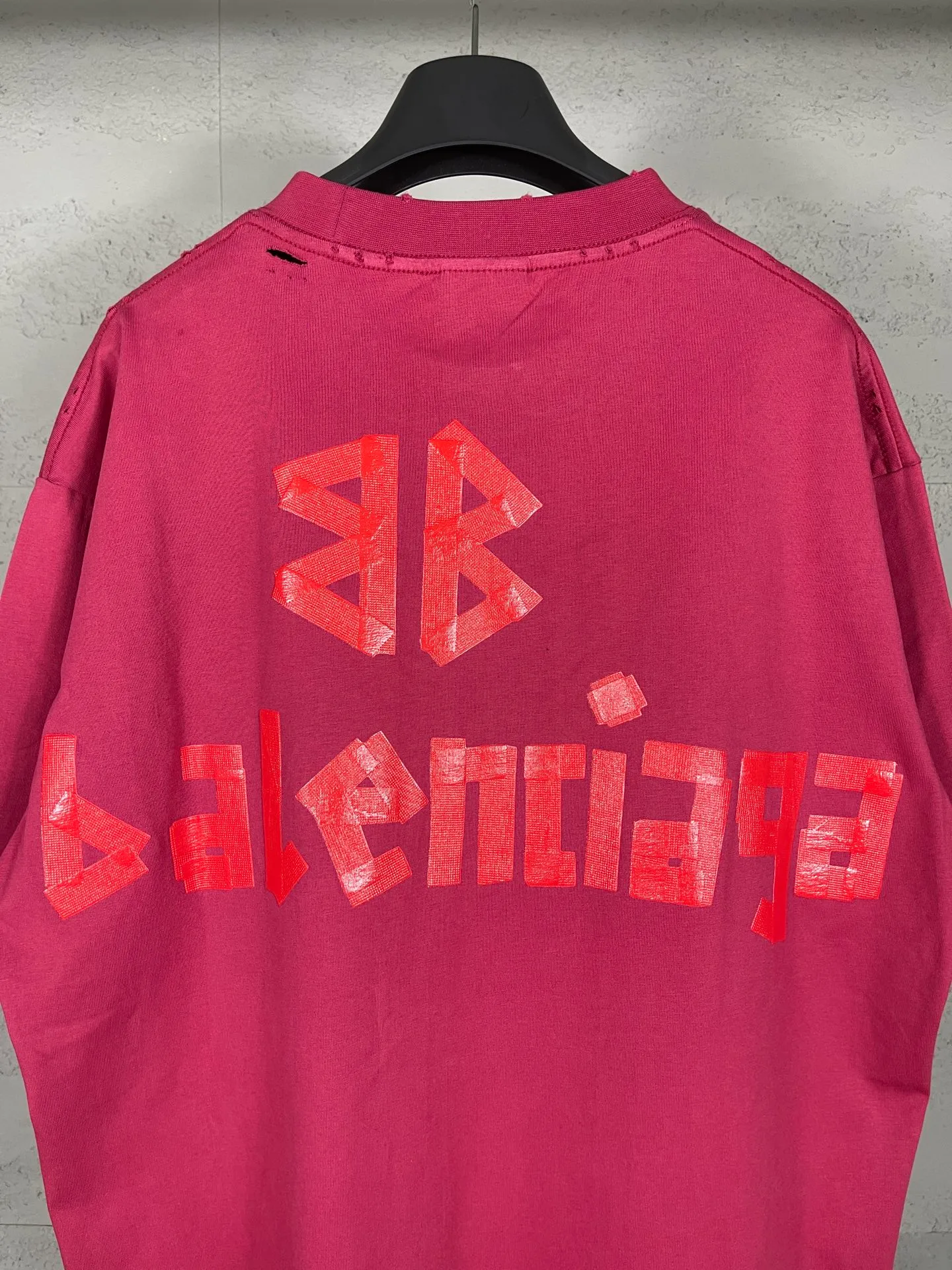 🅿️194 Actual pictures [Top version. Official website quality] BALENCI*GA/Paris. 25ss latest classic. Masking tape printing. Ready-to-wear washed and frayed short-sleeved T-shirt. Brick cabinet synchronization. The fabric is made of Paris ZP custom-woven and dyed 100% cotton double yarn compact cotton. The weight is 260 grams, the cloth surface is clean. The cloth pattern is clear, soft and comfortable, and the thread is dyed with no color difference. The classic pattern is printed with environmentally friendly imported materials, and the tape pattern is glued. The letters are clear and the effect is three-dimensional. Restored brick cabinet. The garments were washed and aged, and polished by many hands. Produced by ultra-heavy craftsmanship, the market currency is very different, welcome to compare. The version adopts OS loose shoulder design. The same style for men and women. Code: BL253383 Color: black blue, plum red, khaki Size: XS S M L