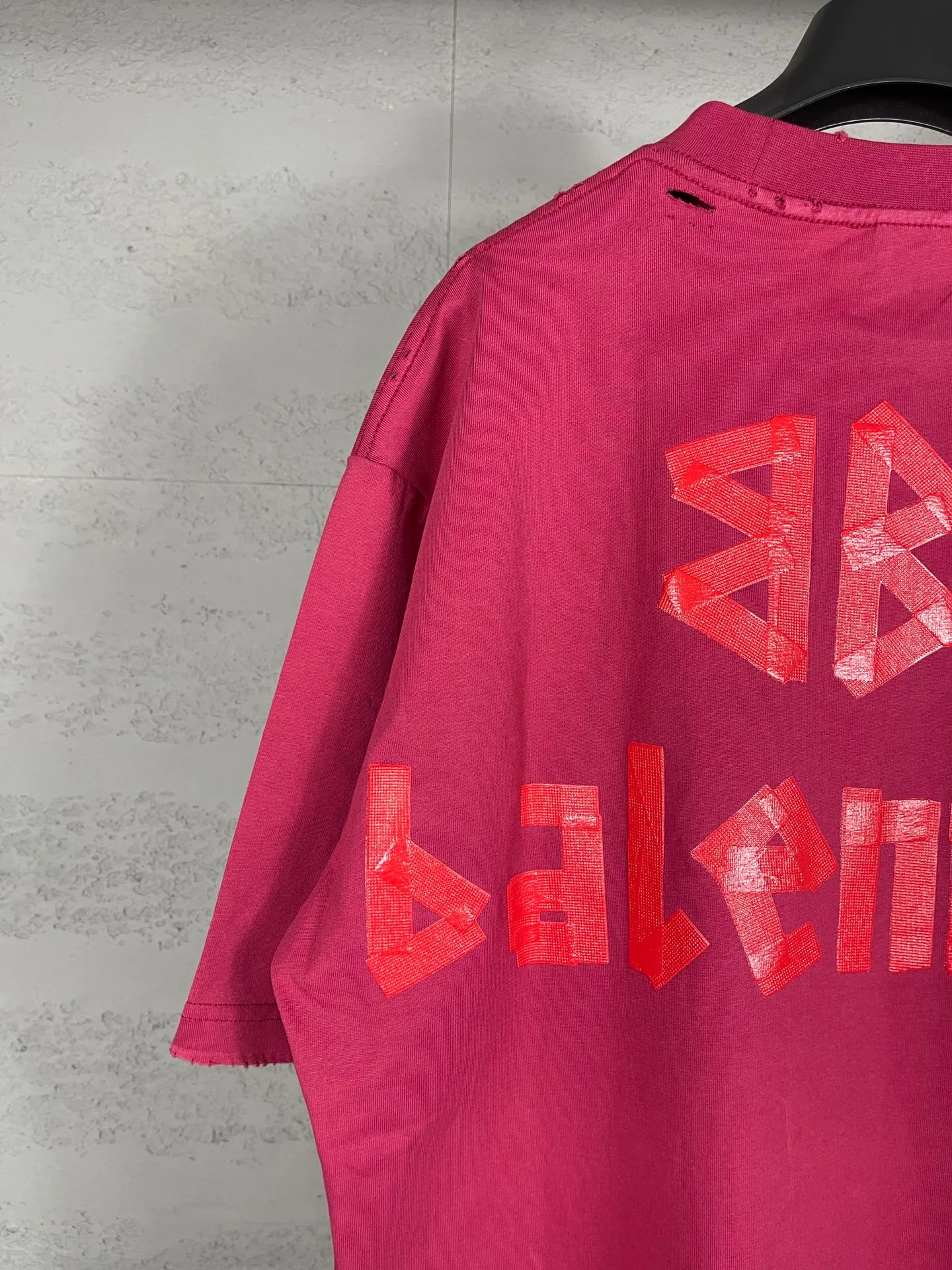 🅿️194 Actual pictures [Top version. Official website quality] BALENCI*GA/Paris. 25ss latest classic. Masking tape printing. Ready-to-wear washed and frayed short-sleeved T-shirt. Brick cabinet synchronization. The fabric is made of Paris ZP custom-woven and dyed 100% cotton double yarn compact cotton. The weight is 260 grams, the cloth surface is clean. The cloth pattern is clear, soft and comfortable, and the thread is dyed with no color difference. The classic pattern is printed with environmentally friendly imported materials, and the tape pattern is glued. The letters are clear and the effect is three-dimensional. Restored brick cabinet. The garments were washed and aged, and polished by many hands. Produced by ultra-heavy craftsmanship, the market currency is very different, welcome to compare. The version adopts OS loose shoulder design. The same style for men and women. Code: BL253383 Color: black blue, plum red, khaki Size: XS S M L