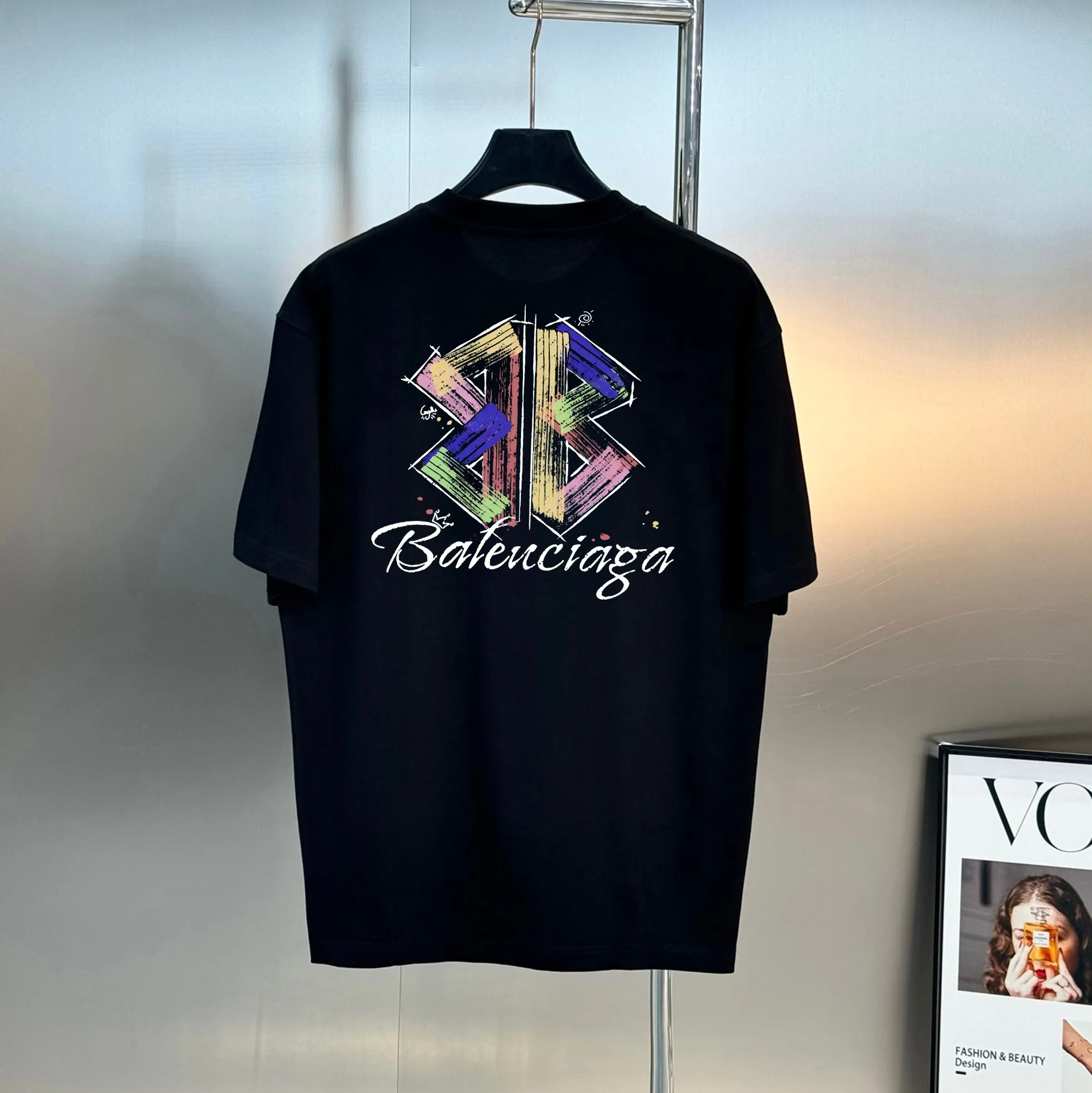 🅿️190 Balenciaga 🌟New summer style🎽 Made of 250g Salona cotton fabric, super soft and skin-friendly! High-grade hand-painted printing with logo, design embellishment, neat and detailed wiring inside, making the upper body fashionable! High-end and versatile model, the quality is visible! Size: S-XXL Color: black, white