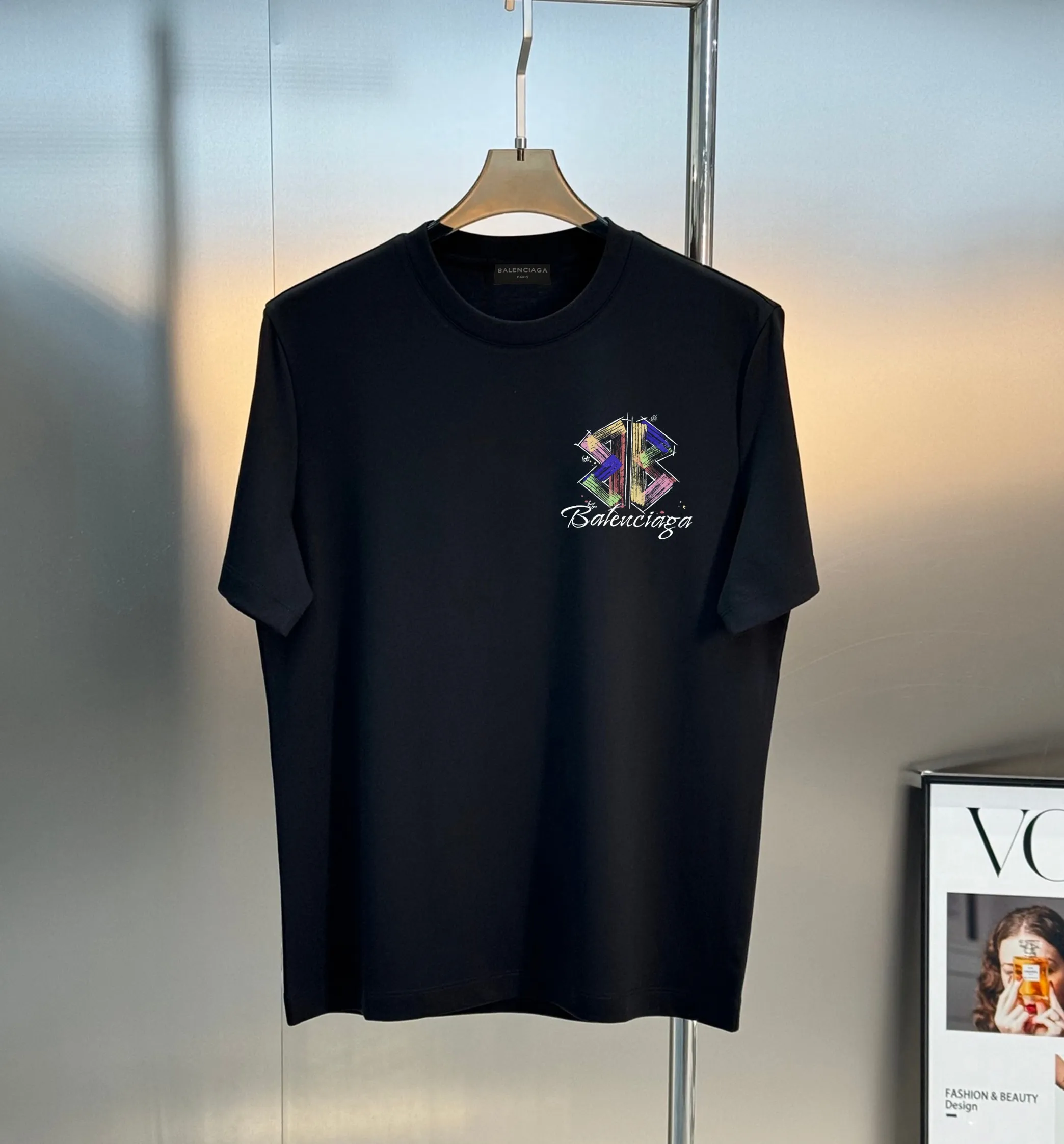 🅿️190 Balenciaga 🌟New summer style🎽 Made of 250g Salona cotton fabric, super soft and skin-friendly! High-grade hand-painted printing with logo, design embellishment, neat and detailed wiring inside, making the upper body fashionable! High-end and versatile model, the quality is visible! Size: S-XXL Color: black, white