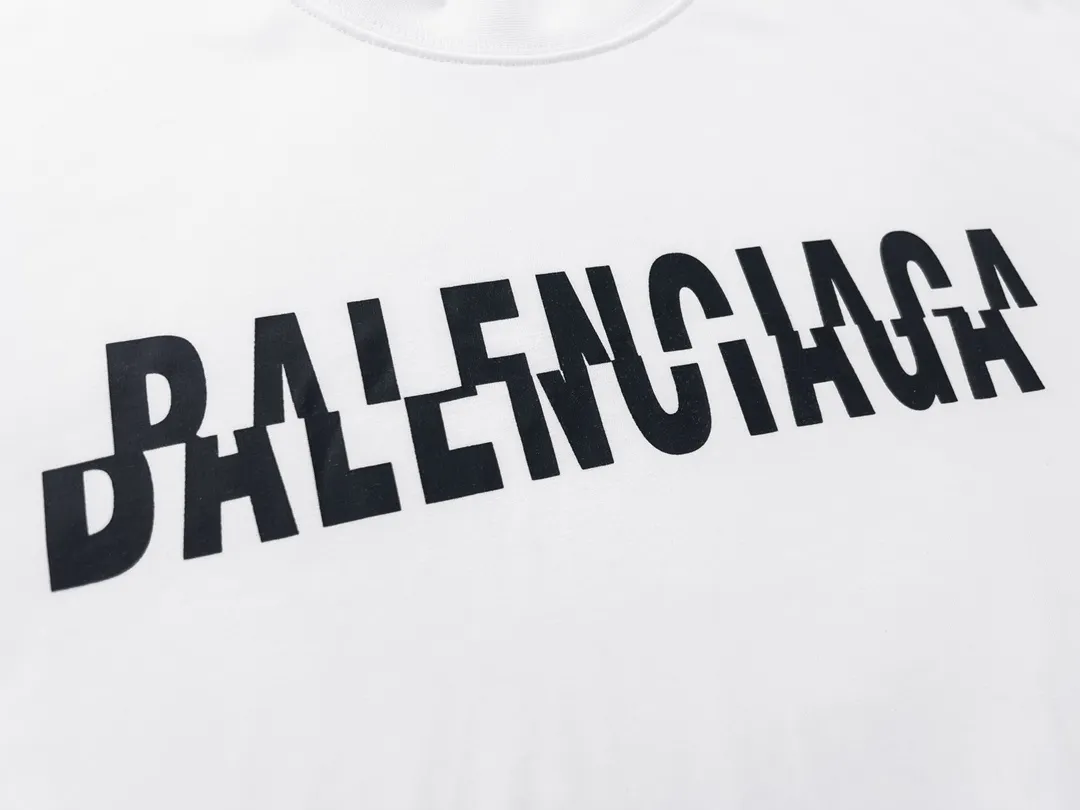 🅿️174 Actual pictures [Top version. Official website quality] BALENCI*GA/Paris BALENCI*GA# staggered letter LOGO printed washed short-sleeved T-shirt. Brick cabinet synchronization. The fabric is made of Paris ZP custom-woven and dyed 100% cotton double yarn compact cotton. The weight is 260 grams. The cloth surface is clean. The cloth pattern is clear. Soft and comfortable. The color fastness is good. It is not easy to change color. The threads are woven and dyed with no color difference. The printing uses imported environmentally friendly glue, which has a three-dimensional effect and no burrs. The ready-made clothes are washed and worn, and the brick cabinets are restored. The version adopts the OS loose shoulder style. Same style for men and women. Code: BL223095 Color: washed black. White Size: XS to L