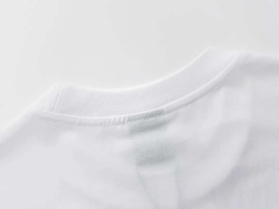🅿️174 Actual pictures [Top version. Official website quality] BALENCI*GA/Paris BALENCI*GA# staggered letter LOGO printed washed short-sleeved T-shirt. Brick cabinet synchronization. The fabric is made of Paris ZP custom-woven and dyed 100% cotton double yarn compact cotton. The weight is 260 grams. The cloth surface is clean. The cloth pattern is clear. Soft and comfortable. The color fastness is good. It is not easy to change color. The threads are woven and dyed with no color difference. The printing uses imported environmentally friendly glue, which has a three-dimensional effect and no burrs. The ready-made clothes are washed and worn, and the brick cabinets are restored. The version adopts the OS loose shoulder style. Same style for men and women. Code: BL223095 Color: washed black. White Size: XS to L