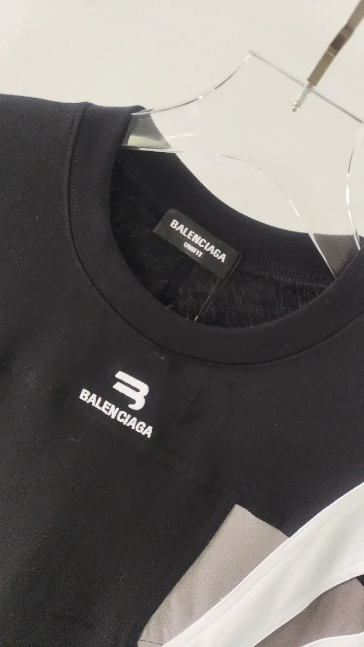 Frontal real-shot video - the top tested version of BALENCIAGA/Balenciaga 22SS spliced heavy industry male and female couple star's same style short-sleeved T-shirt. Here is an explanation of why mine is dozens of yuan more expensive than others: 1. I feel that there is nothing to explain. This product can be shipped at this price and it is already a philanthropist. The difficulty of splicing. I changed a dozen factories and shook my head. It is a miracle that it can be shipped. 2. Each model is produced by the company. The details of the workmanship and fabrics are consistent with the original ones. There is no color difference between them and the counters. Replica is not terrible. Whoever fakes it will be embarrassed. It’s not shameful to make a replica, it’s shameful if you can’t buy the correct version if you make a replica. All of my series can be found in all major places and will be absolutely stunning! 3. The fabric is made of 280g Paris-specific double yarn. No one can make better fabrics than mine. There is really no way to compare with the ordinary version on the market. Respect it. It is authentic and costs thousands of dollars. Don’t wear the quality of street stalls. 4. The workmanship is restored in all aspects and the packaging is restored in all aspects. 5. I guarantee here that this is the highest quality you can find. Size: XS-L (the correct version size L can wear 220 pounds, which is very large) Fabric: Customized 280g custom-woven and dyed double yarn Color: Black Version: The whole piece adopts three-needle and five-thread technology, (neckline-shoulder seam-sleeve seam-pressed double thread, looks more three-dimensional and textured) The same process as the original original, classic version, small dropped shoulders, micro silhouette! ✔️Correct 240g double yarn fabric ✔️Correct high version ✔️Correct double yarn high weight thread ✔️Correct packaging details P:310