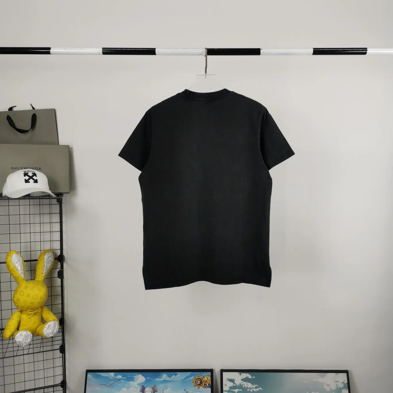 [New] The top tested version of BALENCIAGA's new LOGO with inverted chest embroidery printed on the same style short-sleeved T-shirts for male and female couples stars. It is printed with imported Tajima embroidery. The printing texture is clear and full! Ready-made garments are washed, fried snowflakes and sanded. The scrap rate is very high. Full of craftsmanship. 32S 280g double-ply double yarn pure cotton fabric. Ready-made garments are shaped and washed! Full of drape. The hem has a high-low bifurcated design, with a clear sense of layering and BF design style! Butt-covering artifact! Girls can have their lower body disappear in an instant! Accessories: Butter paper with logo, three-label synchronous official website Size: XS-L Color: Washed black P:280
