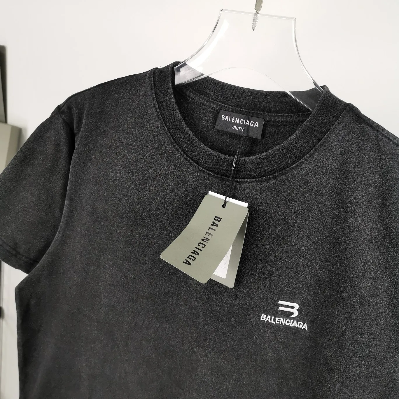 [New] The top tested version of BALENCIAGA's new LOGO with inverted chest embroidery printed on the same style short-sleeved T-shirts for male and female couples stars. It is printed with imported Tajima embroidery. The printing texture is clear and full! Ready-made garments are washed, fried snowflakes and sanded. The scrap rate is very high. Full of craftsmanship. 32S 280g double-ply double yarn pure cotton fabric. Ready-made garments are shaped and washed! Full of drape. The hem has a high-low bifurcated design, with a clear sense of layering and BF design style! Butt-covering artifact! Girls can have their lower body disappear in an instant! Accessories: Butter paper with logo, three-label synchronous official website Size: XS-L Color: Washed black P:280