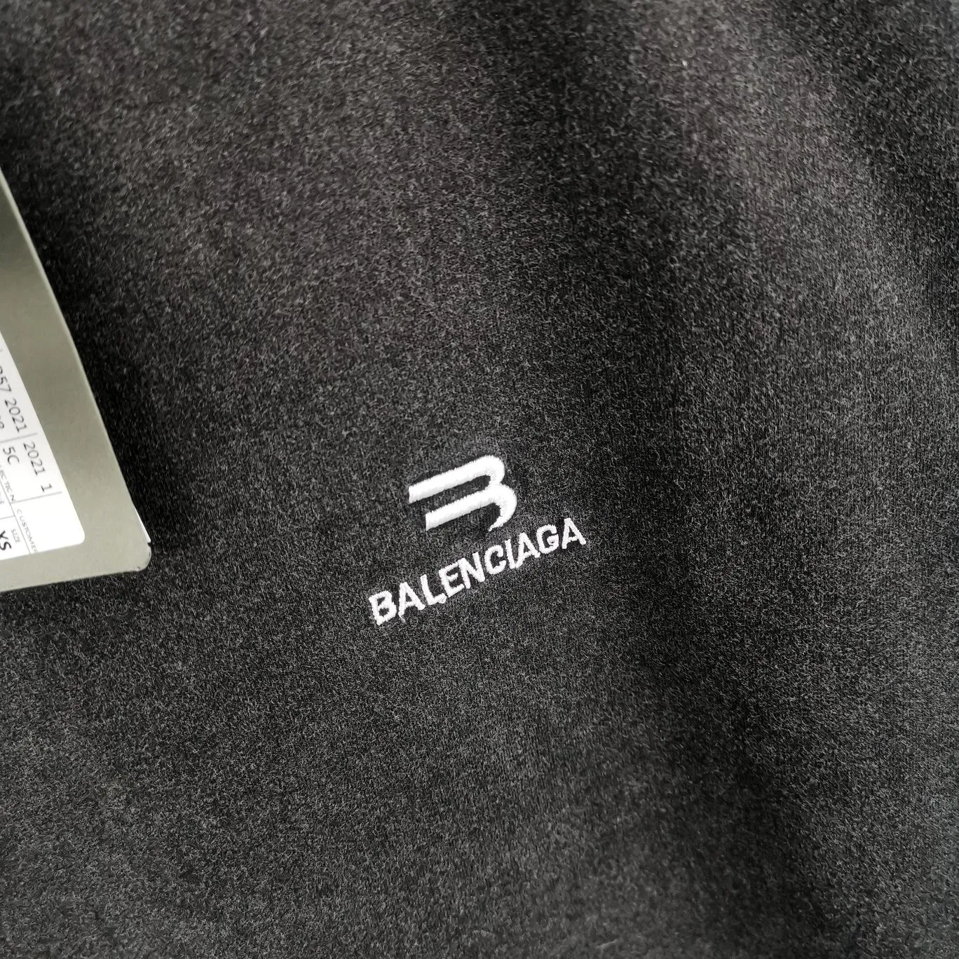 [New] The top tested version of BALENCIAGA's new LOGO with inverted chest embroidery printed on the same style short-sleeved T-shirts for male and female couples stars. It is printed with imported Tajima embroidery. The printing texture is clear and full! Ready-made garments are washed, fried snowflakes and sanded. The scrap rate is very high. Full of craftsmanship. 32S 280g double-ply double yarn pure cotton fabric. Ready-made garments are shaped and washed! Full of drape. The hem has a high-low bifurcated design, with a clear sense of layering and BF design style! Butt-covering artifact! Girls can have their lower body disappear in an instant! Accessories: Butter paper with logo, three-label synchronous official website Size: XS-L Color: Washed black P:280