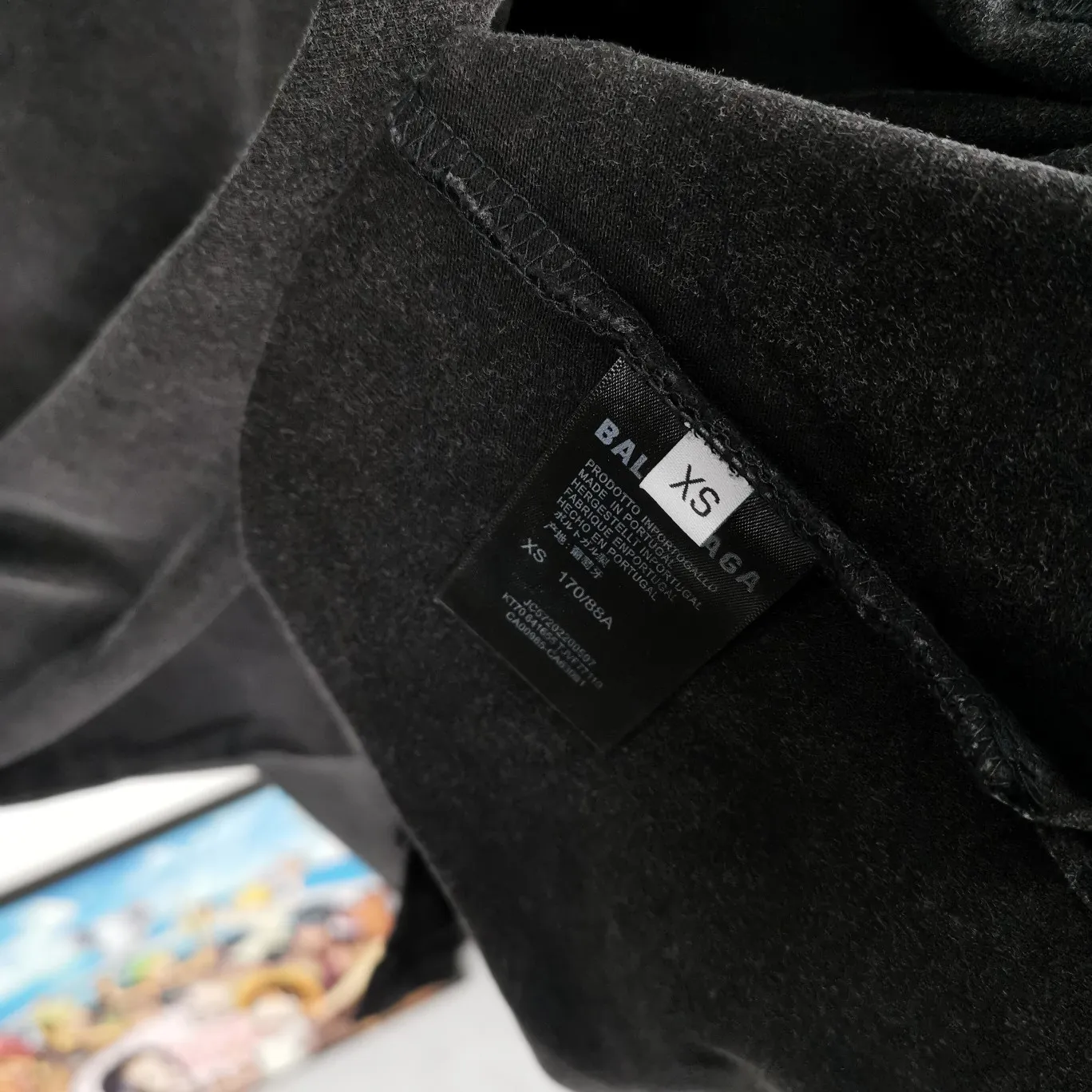 [New] The top tested version of BALENCIAGA's new LOGO with inverted chest embroidery printed on the same style short-sleeved T-shirts for male and female couples stars. It is printed with imported Tajima embroidery. The printing texture is clear and full! Ready-made garments are washed, fried snowflakes and sanded. The scrap rate is very high. Full of craftsmanship. 32S 280g double-ply double yarn pure cotton fabric. Ready-made garments are shaped and washed! Full of drape. The hem has a high-low bifurcated design, with a clear sense of layering and BF design style! Butt-covering artifact! Girls can have their lower body disappear in an instant! Accessories: Butter paper with logo, three-label synchronous official website Size: XS-L Color: Washed black P:280