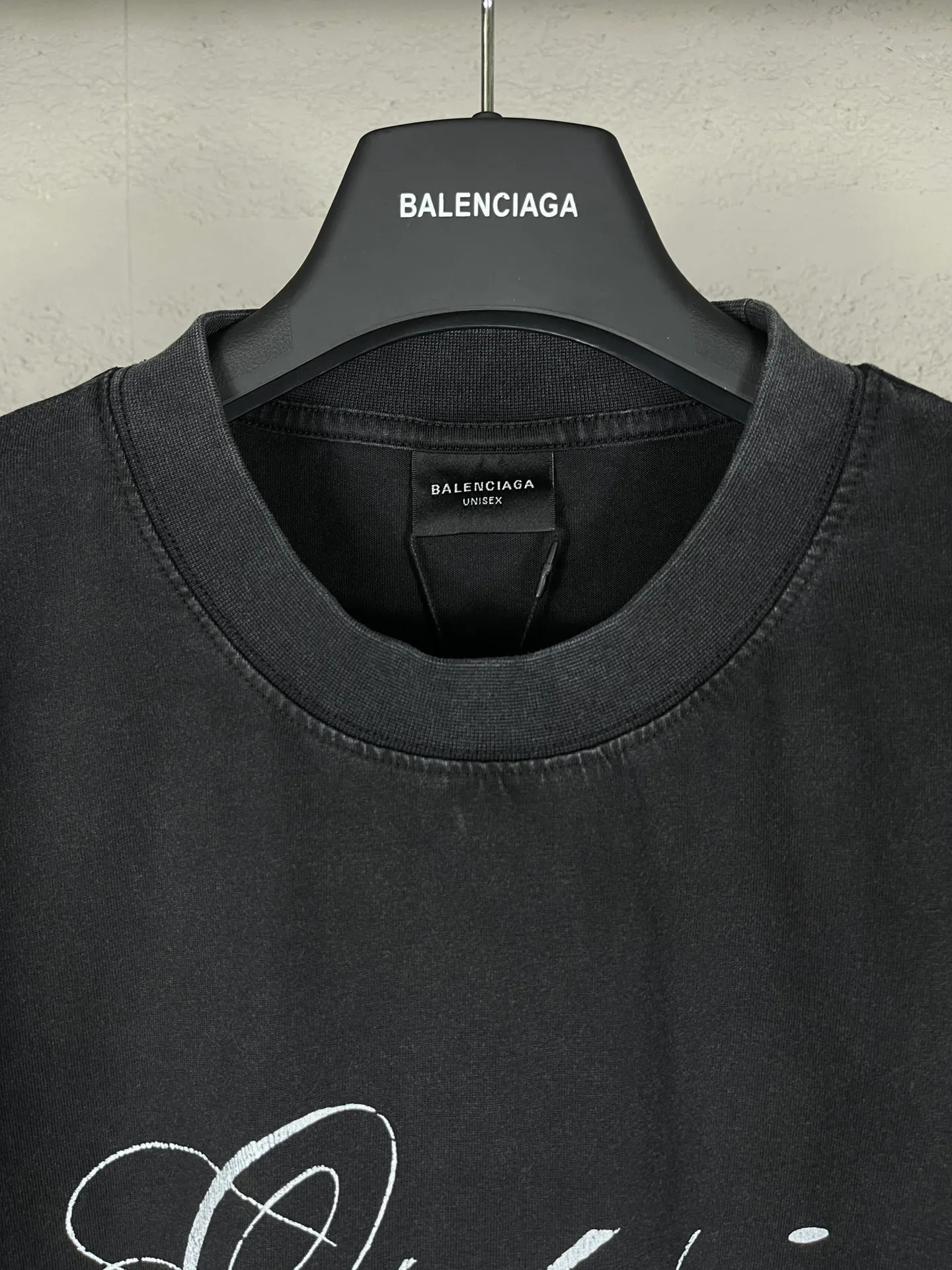 🅿️194 Actual pictures [Top version. Official website quality] BALENCI*GA/Paris. SS25 latest model direct-injection printed washed and distressed short-sleeved T-shirt. Ready-made garments washed and distressed. Brick cabinets are synchronized. Genuine products are developed at the first time. The fabric is made of Paris ZP custom-woven and dyed cotton double yarn. Weighing 260 grams, the cloth surface is clean. The cloth pattern is clear, soft and comfortable. The threads are dyed with no color difference. The printing adopts computer direct printing, and the effect is three-dimensional. The version adopts OS loose shoulder design. Same style for men and women. Code: BL253633 Color: washed black Size: XS S M L