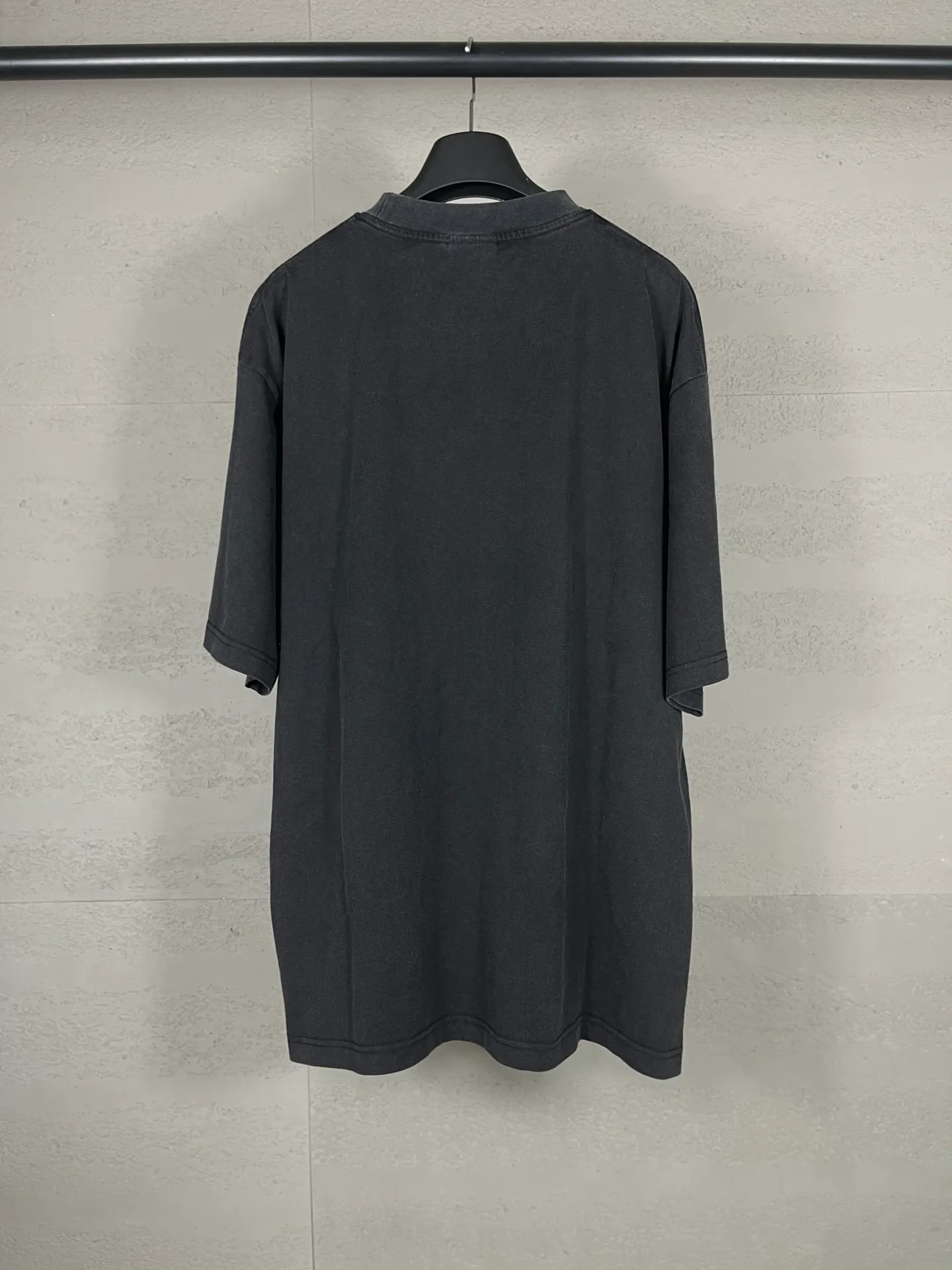 🅿️194 Actual pictures [Top version. Official website quality] BALENCI*GA/Paris. SS25 latest model direct-injection printed washed and distressed short-sleeved T-shirt. Ready-made garments washed and distressed. Brick cabinets are synchronized. Genuine products are developed at the first time. The fabric is made of Paris ZP custom-woven and dyed cotton double yarn. Weighing 260 grams, the cloth surface is clean. The cloth pattern is clear, soft and comfortable. The threads are dyed with no color difference. The printing adopts computer direct printing, and the effect is three-dimensional. The version adopts OS loose shoulder design. Same style for men and women. Code: BL253633 Color: washed black Size: XS S M L