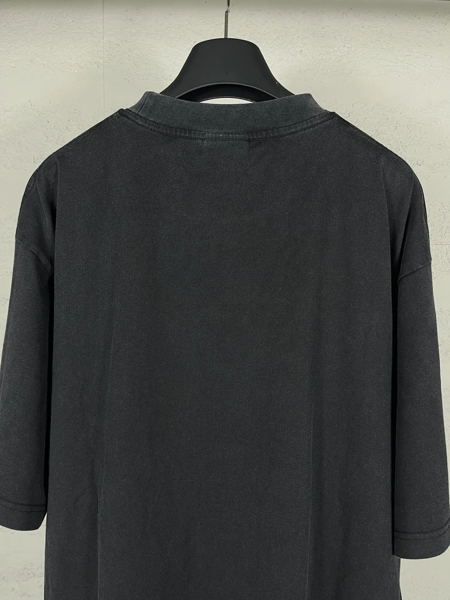 🅿️194 Actual pictures [Top version. Official website quality] BALENCI*GA/Paris. SS25 latest model direct-injection printed washed and distressed short-sleeved T-shirt. Ready-made garments washed and distressed. Brick cabinets are synchronized. Genuine products are developed at the first time. The fabric is made of Paris ZP custom-woven and dyed cotton double yarn. Weighing 260 grams, the cloth surface is clean. The cloth pattern is clear, soft and comfortable. The threads are dyed with no color difference. The printing adopts computer direct printing, and the effect is three-dimensional. The version adopts OS loose shoulder design. Same style for men and women. Code: BL253633 Color: washed black Size: XS S M L