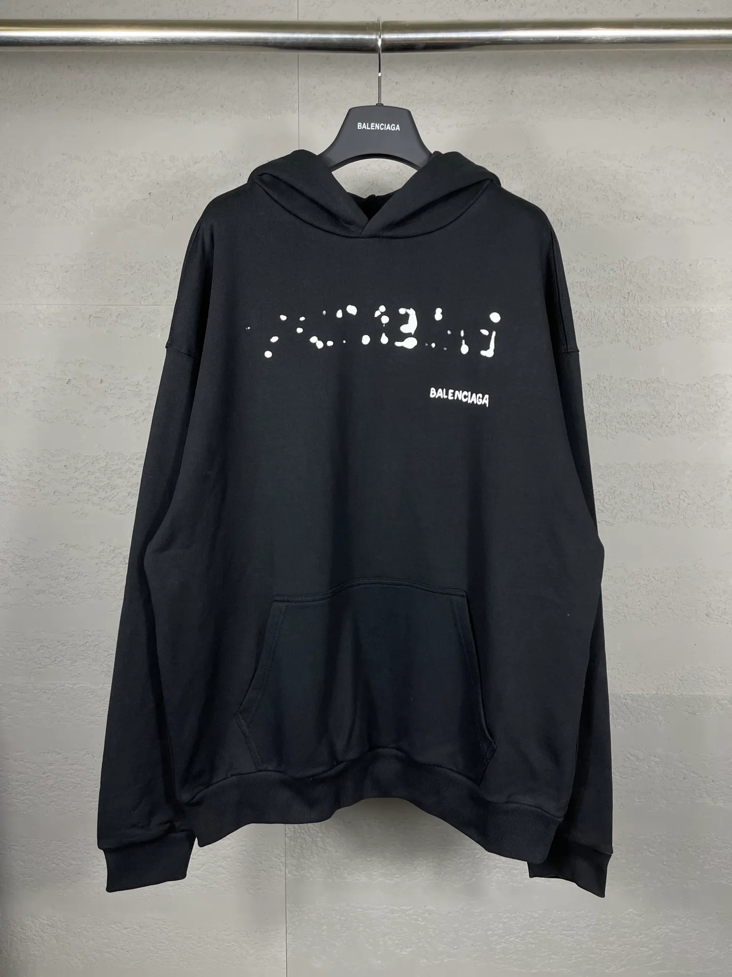🅿️296 Real photos [Top version. Official website quality] BALENCI*GA/Paris BALENCI*GA#2023 new autumn and winter style, blurred letter shadow printed hooded sweatshirt. Brick cabinet synchronization. The fabric is made of Paris ZP custom weaving and dyeing cotton terry sweatshirt. The weight is 450 grams. The cloth surface is clean. The cloth texture is clear. Soft and comfortable. Good color fastness. Not easy to change color. The threads are woven and dyed with no color difference. The printing uses imported environmentally friendly rubber paddles, cutting piece positioning, precision stencils, fine LOGO letters, clear letters, no burrs. The effect is three-dimensional, which is different from ordinary printing in the market. Restore brick cabinets. The version adopts OS loose shoulder design. Same style for men and women. Code: BL238013 Color: Black Size: XS S M L