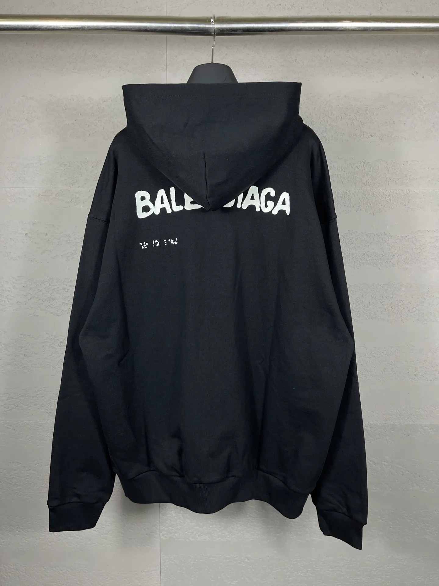 🅿️296 Real photos [Top version. Official website quality] BALENCI*GA/Paris BALENCI*GA#2023 new autumn and winter style, blurred letter shadow printed hooded sweatshirt. Brick cabinet synchronization. The fabric is made of Paris ZP custom weaving and dyeing cotton terry sweatshirt. The weight is 450 grams. The cloth surface is clean. The cloth texture is clear. Soft and comfortable. Good color fastness. Not easy to change color. The threads are woven and dyed with no color difference. The printing uses imported environmentally friendly rubber paddles, cutting piece positioning, precision stencils, fine LOGO letters, clear letters, no burrs. The effect is three-dimensional, which is different from ordinary printing in the market. Restore brick cabinets. The version adopts OS loose shoulder design. Same style for men and women. Code: BL238013 Color: Black Size: XS S M L