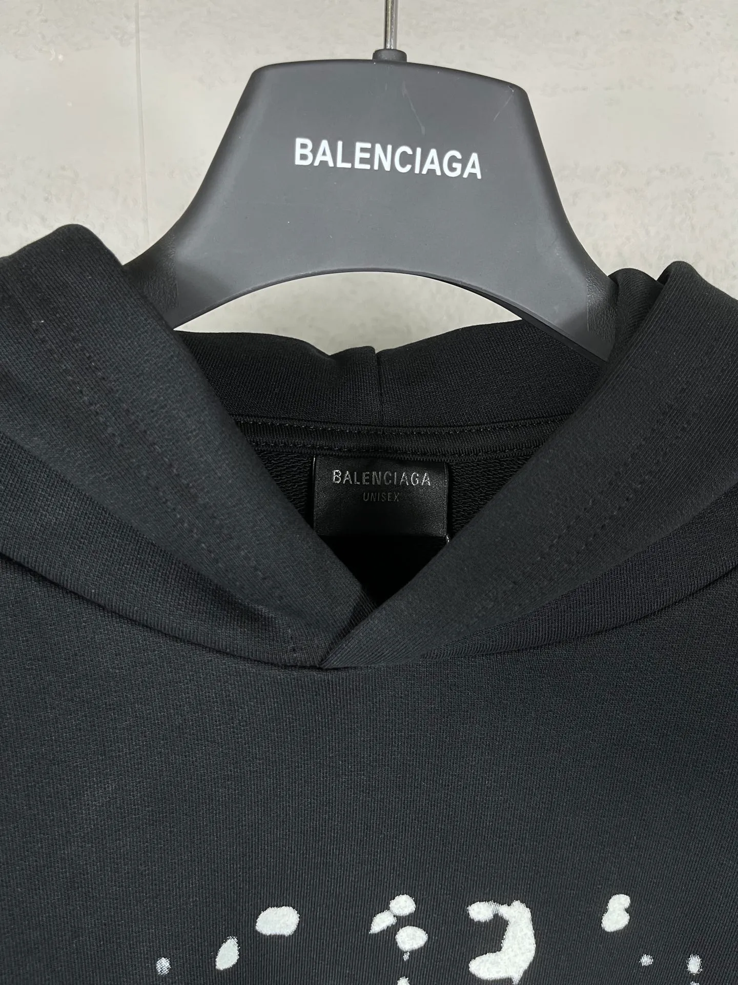🅿️296 Real photos [Top version. Official website quality] BALENCI*GA/Paris BALENCI*GA#2023 new autumn and winter style, blurred letter shadow printed hooded sweatshirt. Brick cabinet synchronization. The fabric is made of Paris ZP custom weaving and dyeing cotton terry sweatshirt. The weight is 450 grams. The cloth surface is clean. The cloth texture is clear. Soft and comfortable. Good color fastness. Not easy to change color. The threads are woven and dyed with no color difference. The printing uses imported environmentally friendly rubber paddles, cutting piece positioning, precision stencils, fine LOGO letters, clear letters, no burrs. The effect is three-dimensional, which is different from ordinary printing in the market. Restore brick cabinets. The version adopts OS loose shoulder design. Same style for men and women. Code: BL238013 Color: Black Size: XS S M L