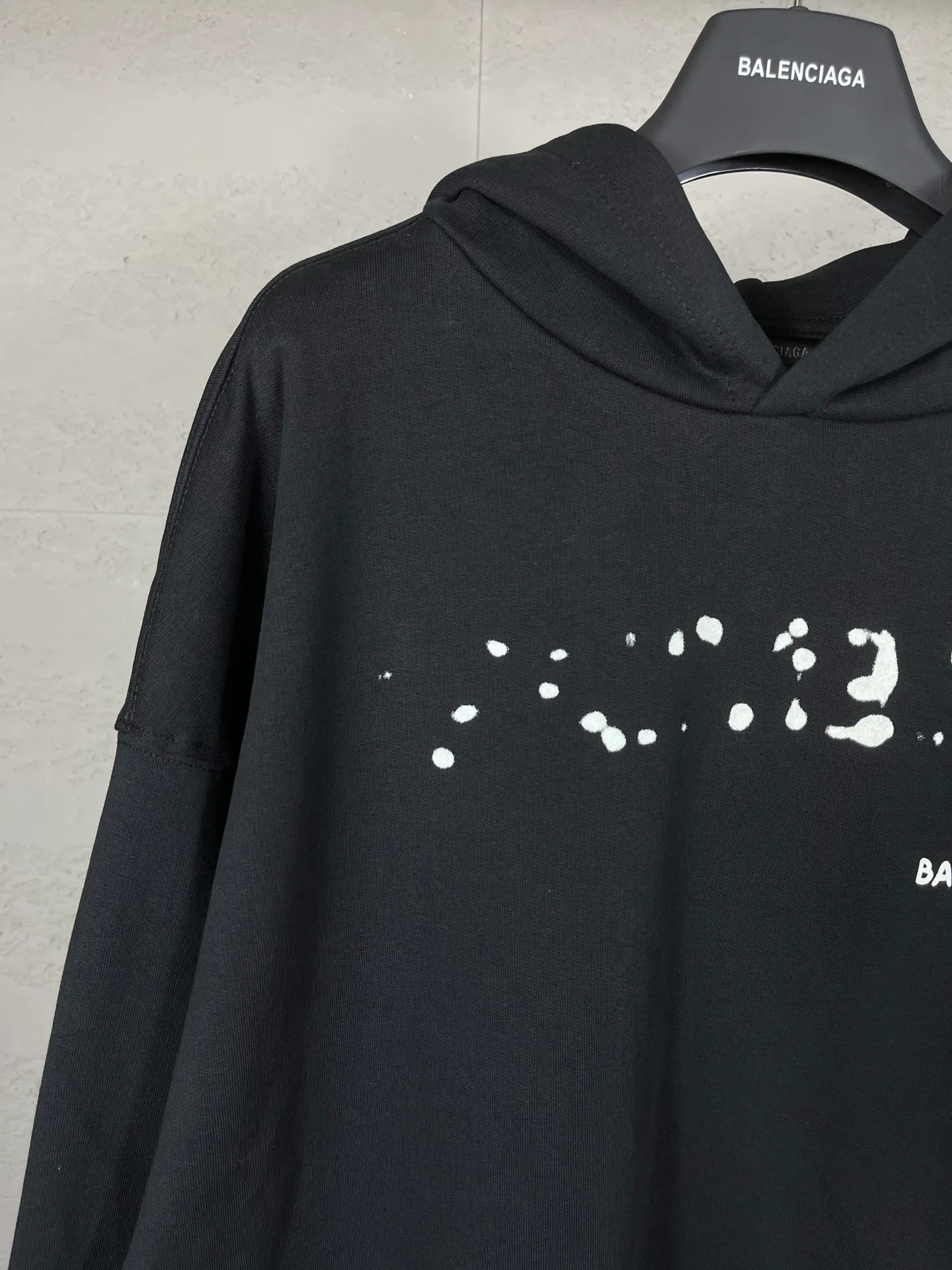 🅿️296 Real photos [Top version. Official website quality] BALENCI*GA/Paris BALENCI*GA#2023 new autumn and winter style, blurred letter shadow printed hooded sweatshirt. Brick cabinet synchronization. The fabric is made of Paris ZP custom weaving and dyeing cotton terry sweatshirt. The weight is 450 grams. The cloth surface is clean. The cloth texture is clear. Soft and comfortable. Good color fastness. Not easy to change color. The threads are woven and dyed with no color difference. The printing uses imported environmentally friendly rubber paddles, cutting piece positioning, precision stencils, fine LOGO letters, clear letters, no burrs. The effect is three-dimensional, which is different from ordinary printing in the market. Restore brick cabinets. The version adopts OS loose shoulder design. Same style for men and women. Code: BL238013 Color: Black Size: XS S M L