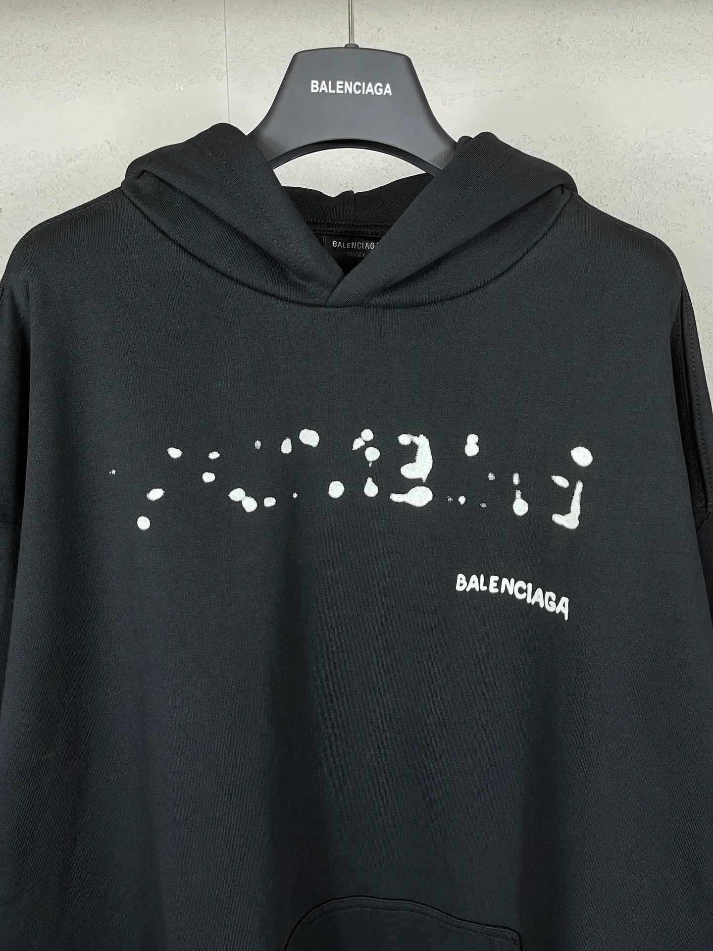 🅿️296 Real photos [Top version. Official website quality] BALENCI*GA/Paris BALENCI*GA#2023 new autumn and winter style, blurred letter shadow printed hooded sweatshirt. Brick cabinet synchronization. The fabric is made of Paris ZP custom weaving and dyeing cotton terry sweatshirt. The weight is 450 grams. The cloth surface is clean. The cloth texture is clear. Soft and comfortable. Good color fastness. Not easy to change color. The threads are woven and dyed with no color difference. The printing uses imported environmentally friendly rubber paddles, cutting piece positioning, precision stencils, fine LOGO letters, clear letters, no burrs. The effect is three-dimensional, which is different from ordinary printing in the market. Restore brick cabinets. The version adopts OS loose shoulder design. Same style for men and women. Code: BL238013 Color: Black Size: XS S M L