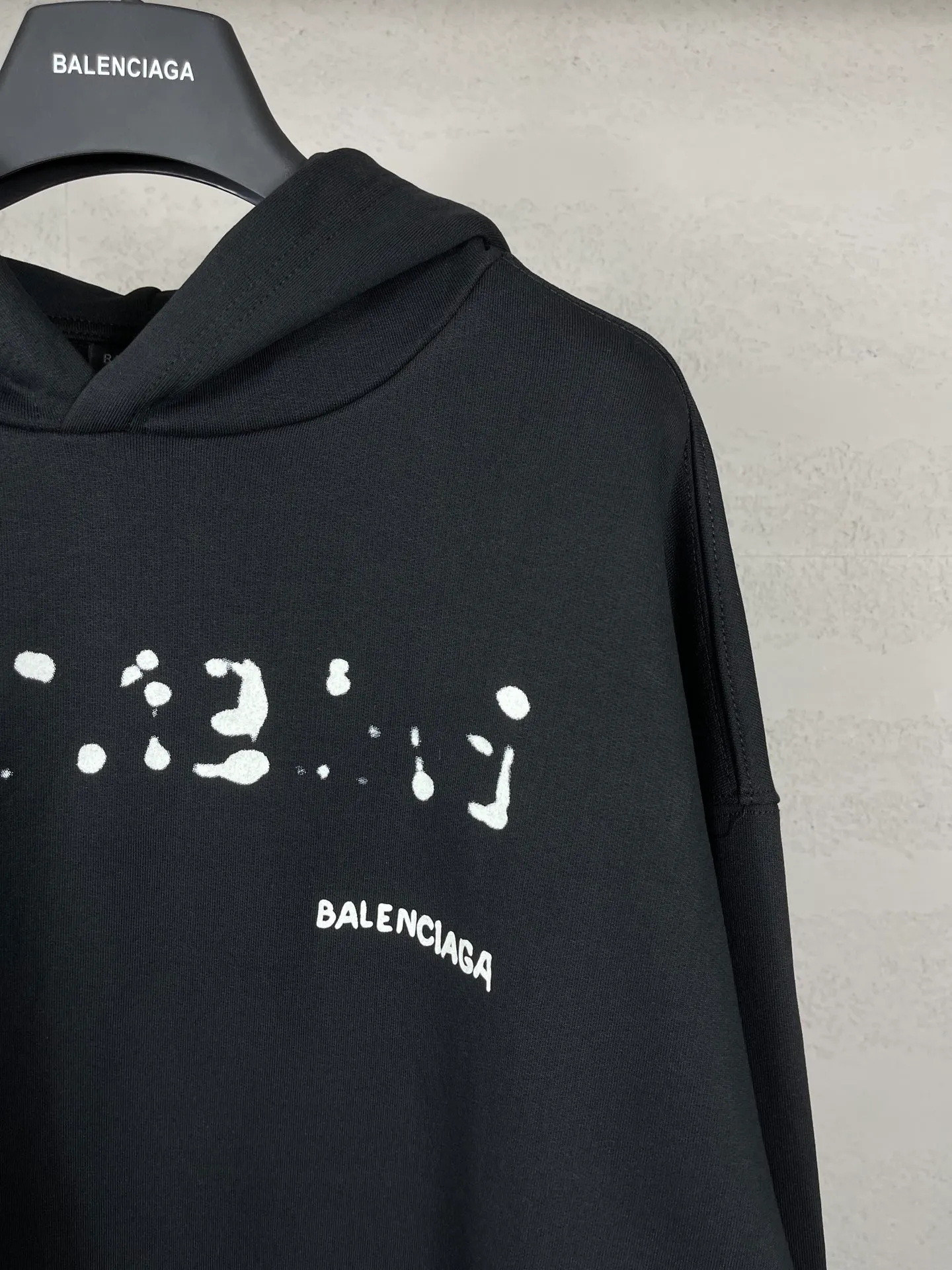 🅿️296 Real photos [Top version. Official website quality] BALENCI*GA/Paris BALENCI*GA#2023 new autumn and winter style, blurred letter shadow printed hooded sweatshirt. Brick cabinet synchronization. The fabric is made of Paris ZP custom weaving and dyeing cotton terry sweatshirt. The weight is 450 grams. The cloth surface is clean. The cloth texture is clear. Soft and comfortable. Good color fastness. Not easy to change color. The threads are woven and dyed with no color difference. The printing uses imported environmentally friendly rubber paddles, cutting piece positioning, precision stencils, fine LOGO letters, clear letters, no burrs. The effect is three-dimensional, which is different from ordinary printing in the market. Restore brick cabinets. The version adopts OS loose shoulder design. Same style for men and women. Code: BL238013 Color: Black Size: XS S M L