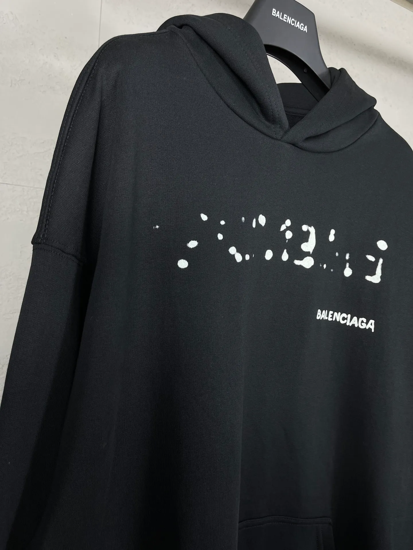 🅿️296 Real photos [Top version. Official website quality] BALENCI*GA/Paris BALENCI*GA#2023 new autumn and winter style, blurred letter shadow printed hooded sweatshirt. Brick cabinet synchronization. The fabric is made of Paris ZP custom weaving and dyeing cotton terry sweatshirt. The weight is 450 grams. The cloth surface is clean. The cloth texture is clear. Soft and comfortable. Good color fastness. Not easy to change color. The threads are woven and dyed with no color difference. The printing uses imported environmentally friendly rubber paddles, cutting piece positioning, precision stencils, fine LOGO letters, clear letters, no burrs. The effect is three-dimensional, which is different from ordinary printing in the market. Restore brick cabinets. The version adopts OS loose shoulder design. Same style for men and women. Code: BL238013 Color: Black Size: XS S M L