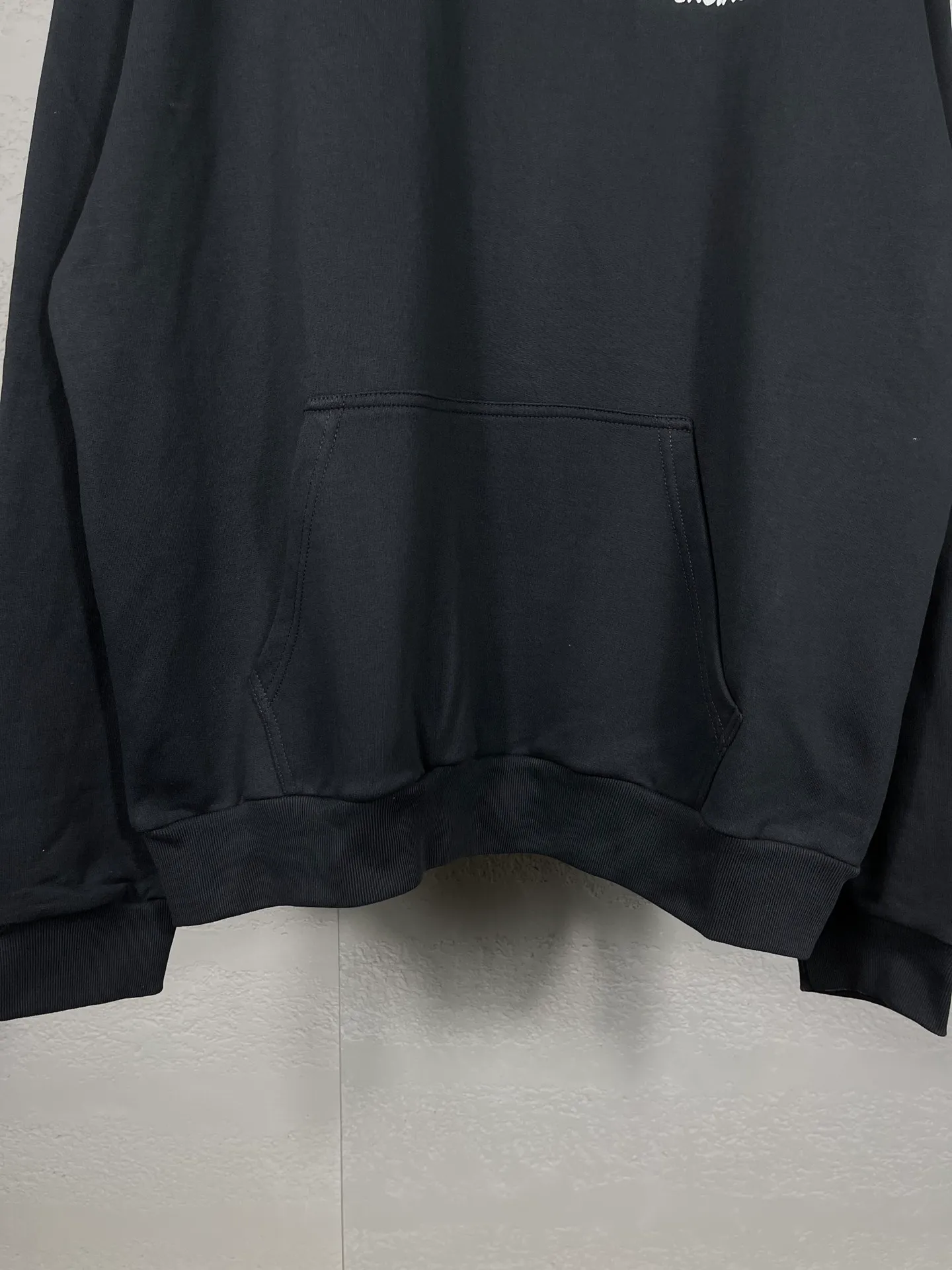 🅿️296 Real photos [Top version. Official website quality] BALENCI*GA/Paris BALENCI*GA#2023 new autumn and winter style, blurred letter shadow printed hooded sweatshirt. Brick cabinet synchronization. The fabric is made of Paris ZP custom weaving and dyeing cotton terry sweatshirt. The weight is 450 grams. The cloth surface is clean. The cloth texture is clear. Soft and comfortable. Good color fastness. Not easy to change color. The threads are woven and dyed with no color difference. The printing uses imported environmentally friendly rubber paddles, cutting piece positioning, precision stencils, fine LOGO letters, clear letters, no burrs. The effect is three-dimensional, which is different from ordinary printing in the market. Restore brick cabinets. The version adopts OS loose shoulder design. Same style for men and women. Code: BL238013 Color: Black Size: XS S M L