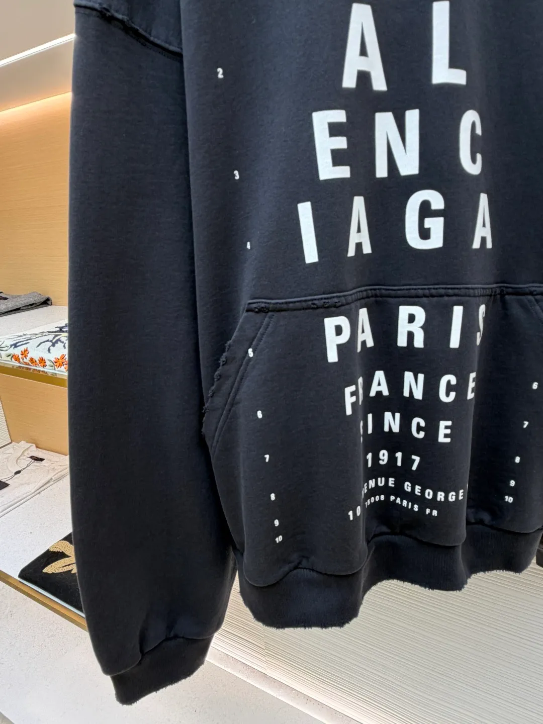Balenciaga hooded letter printed loose long-sleeved sweatshirt ●Original version: Purchased and developed by 3889 ●Item number: 1681887-B05 ●Fabric: combed cotton terry gray sweatshirt fabric ●Technology: Glue printing production ●Color: gray ●Version: loose fit ●Weight: about 1090 grams ●Size: S-M-L ●Description: The fabric is made of heavy fleece cotton, which has been washed and distressed. The surface shows a natural frayed texture, taking into account softness and an old retro feel. The collar, cuffs and other parts have been hand-edged, so that the rough edges have a uniform texture and are not off-line. The pattern adopts a high-density glue printing process: letters and logos are printed in layers, and the thickness of the glue is even. The white printing appears clearly on the dark gray background. It has been tested for durability and will not easily crack and fall off after repeated washing. It is cut in a loose, dropped-shoulder style, with a hood and no drawstring design. The edge of the hood is reinforced with double-needle sewing. The kangaroo pocket is an embedded structure, and the edge of the opening is hand-stitched. The inside is lined with lining to prevent deformation. The cuffs and hem are ribbed with the same fabric, which has moderate elasticity and is not easy to loosen. The overall craftsmanship highlights the brand's iconic "destruction aesthetics" style. The overall wiring is straight and delicate, the fabric is comfortable and soft, and the color is consistent without color difference. It can be matched with the same style to create a fashionable look and control various occasions. Customized accessories, complete with three standards, same style for men and women!