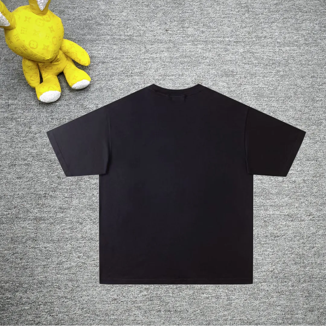 Top tried and tested version BALENCIAGA 24 Valentine's Day limited edition Love CD short-sleeved T-shirt Decorated with graffiti CD artwork on the front, frayed hem effect BALENCIAGA 24 Fairy Edition Special Valentine's Day limited edition with the theme of love CD (this model is not machine washable, only hand washable) New fabric New version Exclusive custom-woven and dyed high-gram weight 300g fabric Soft and comfortable texture Os dropped shoulder loose version Latest brick cabinet synchronization for spring and summer Same style for men and women Color: Black White Size: XS S M L P: 280